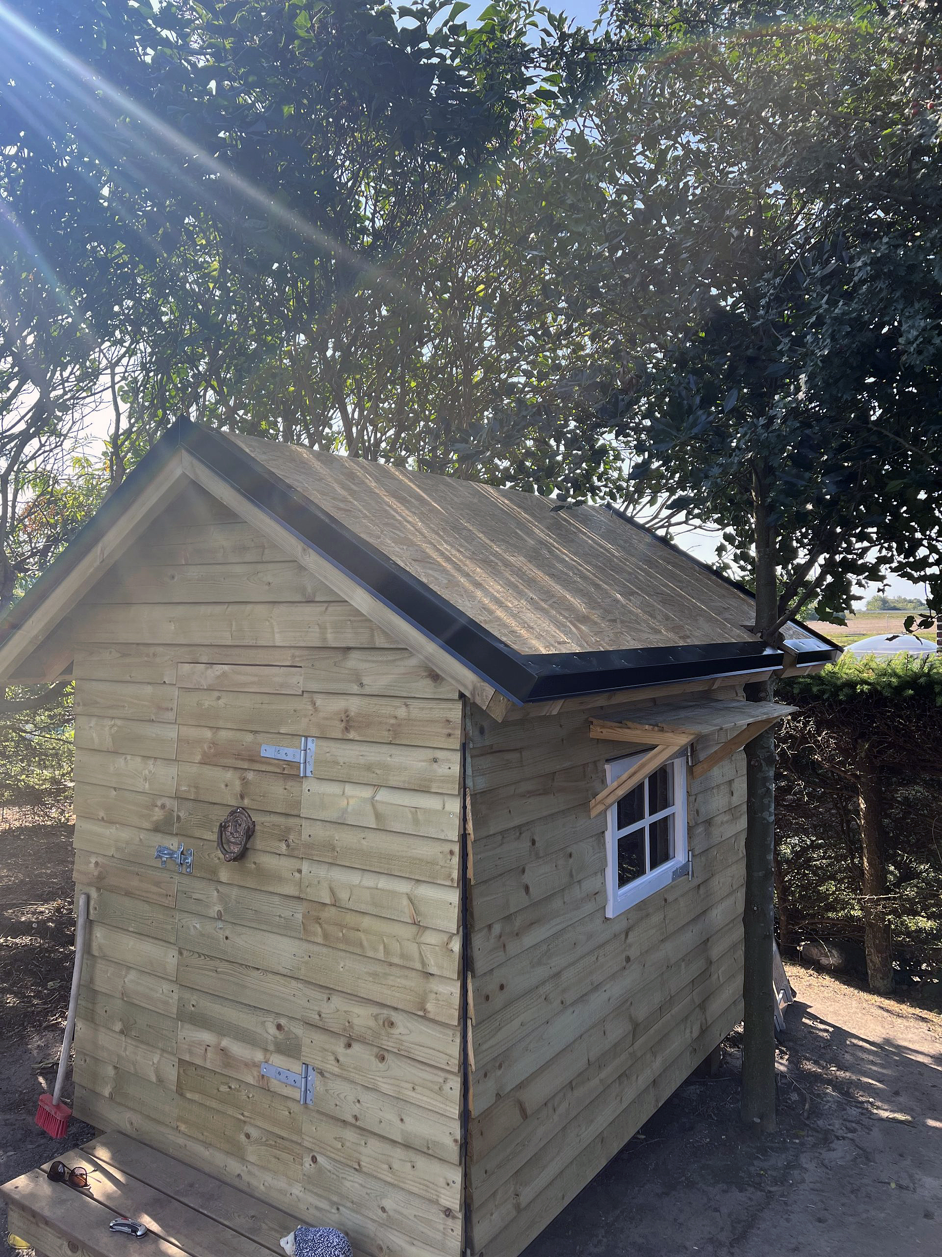 Hyggeligt legehus i baghaven