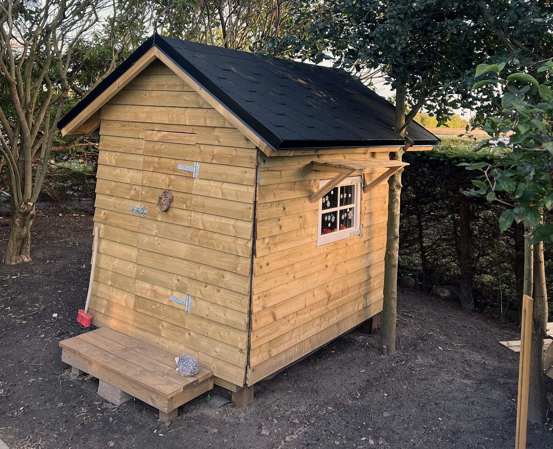 Hyggeligt legehus i baghaven