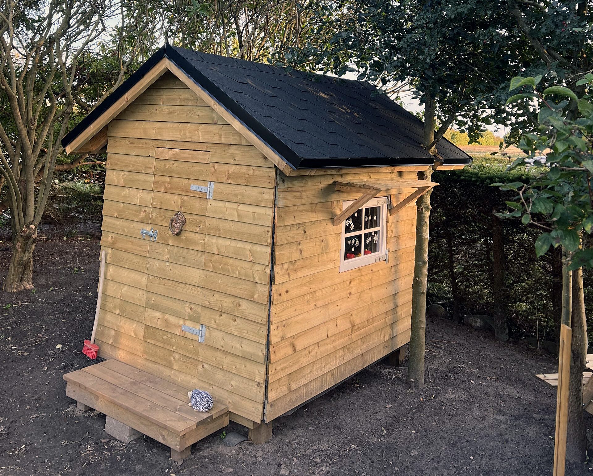 Hyggeligt legehus i baghaven