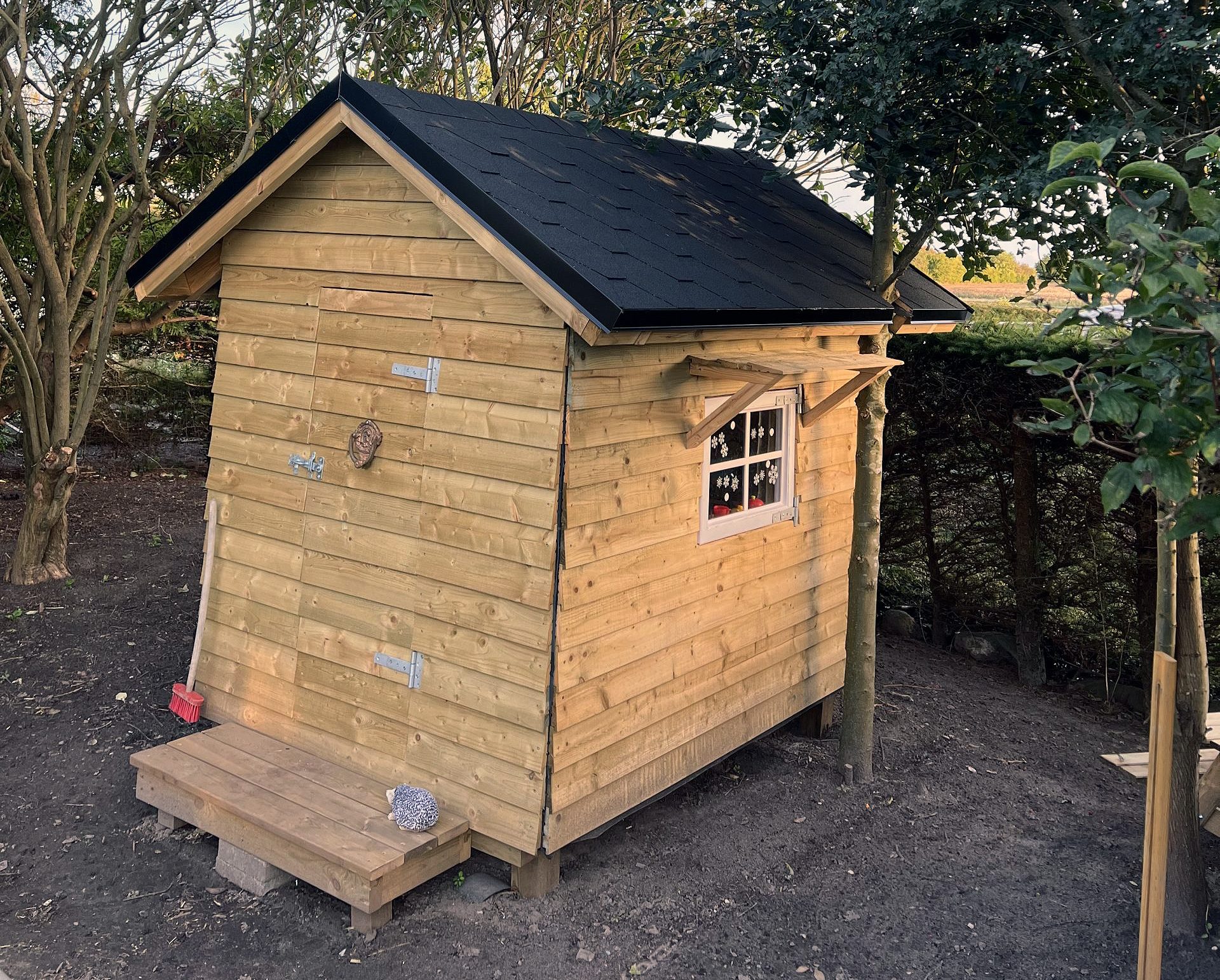 Hyggeligt legehus i baghaven