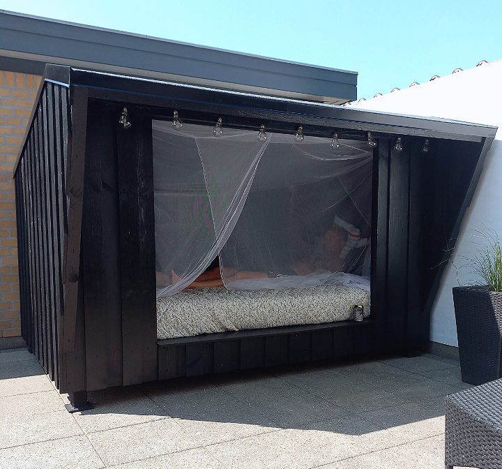 Mobilt shelter på bund af paller