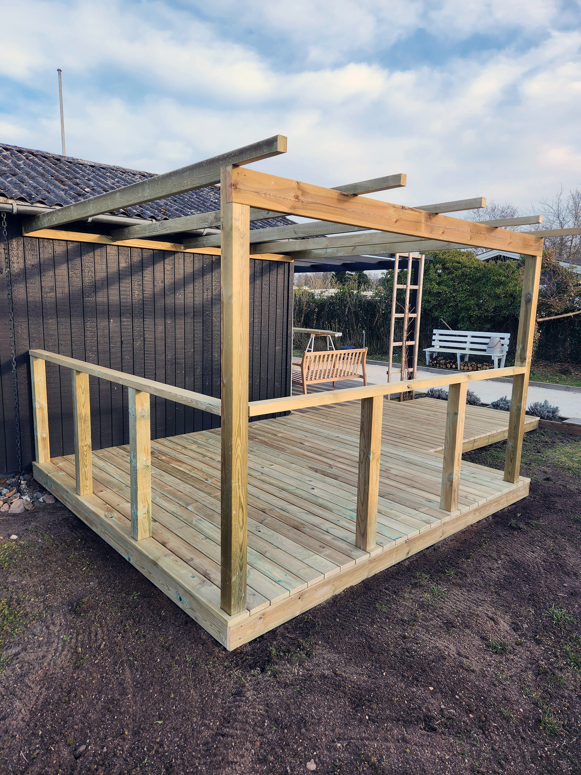 Aftenterrasse med flot overdækning