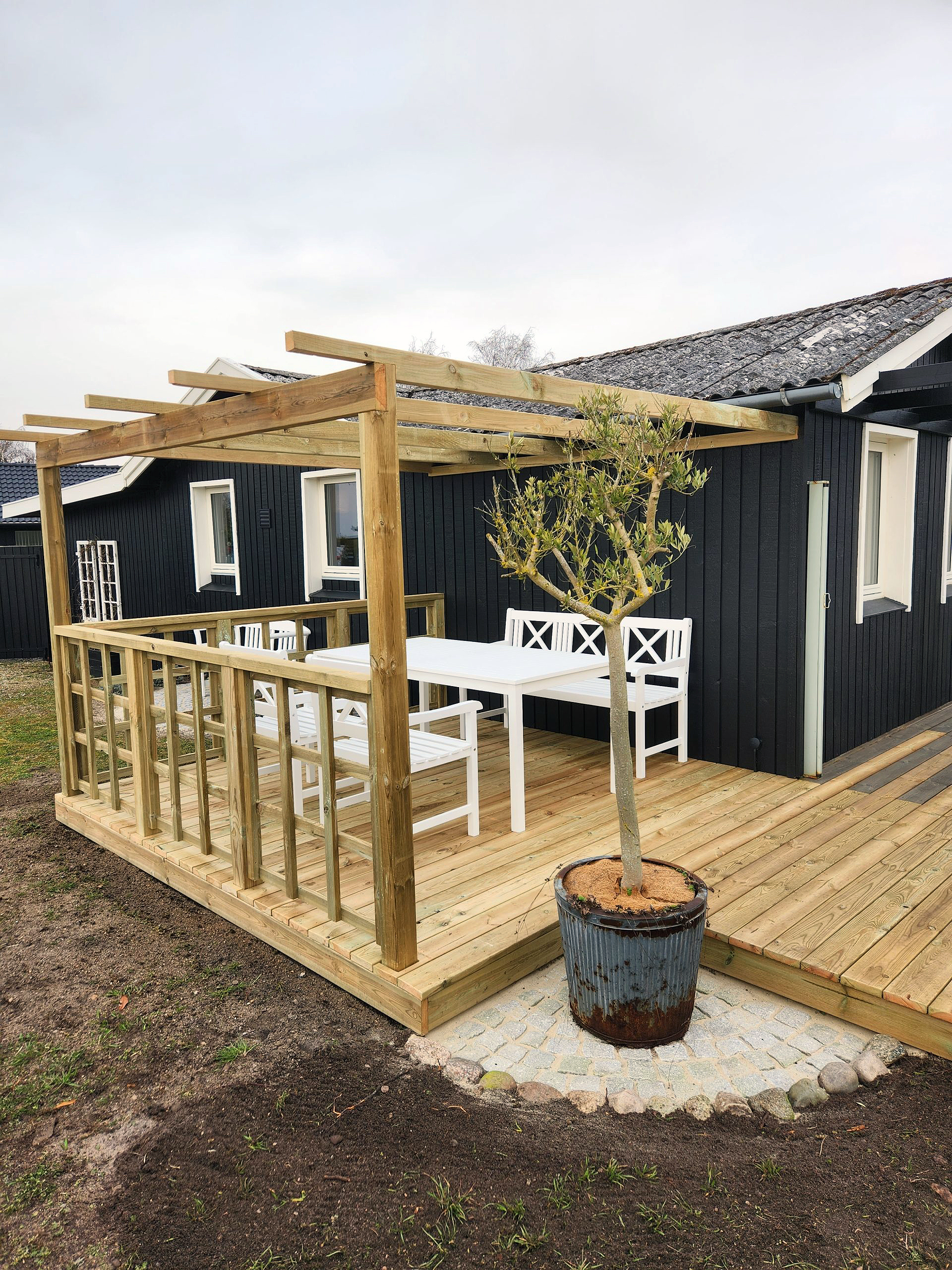 Aftenterrasse med flot overdækning