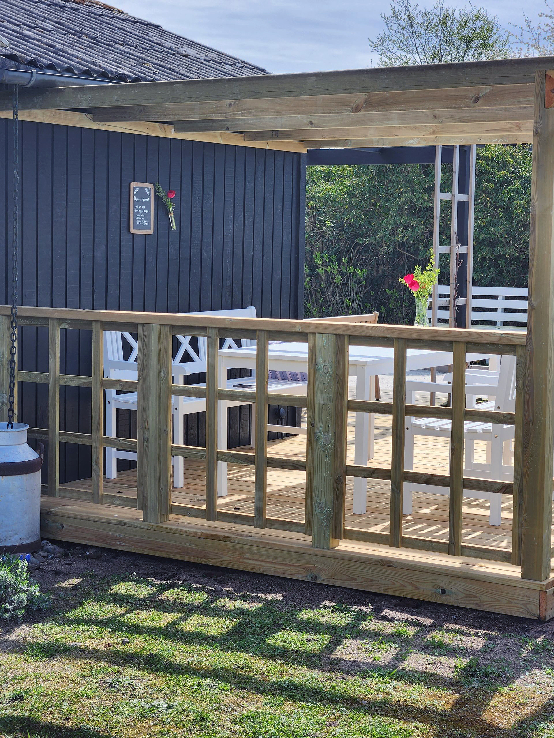 Aftenterrasse med flot overdækning