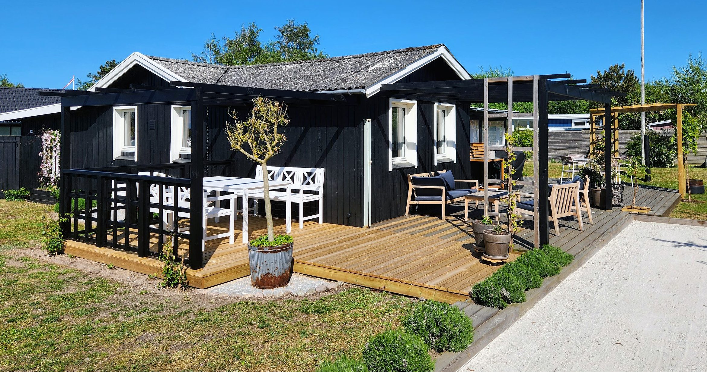 Aftenterrasse med flot overdækning