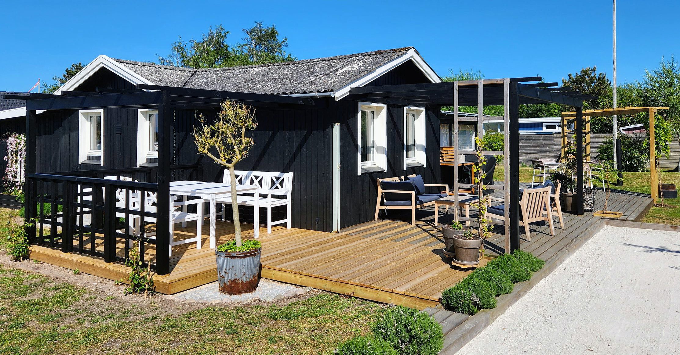 Aftenterrasse med flot overdækning