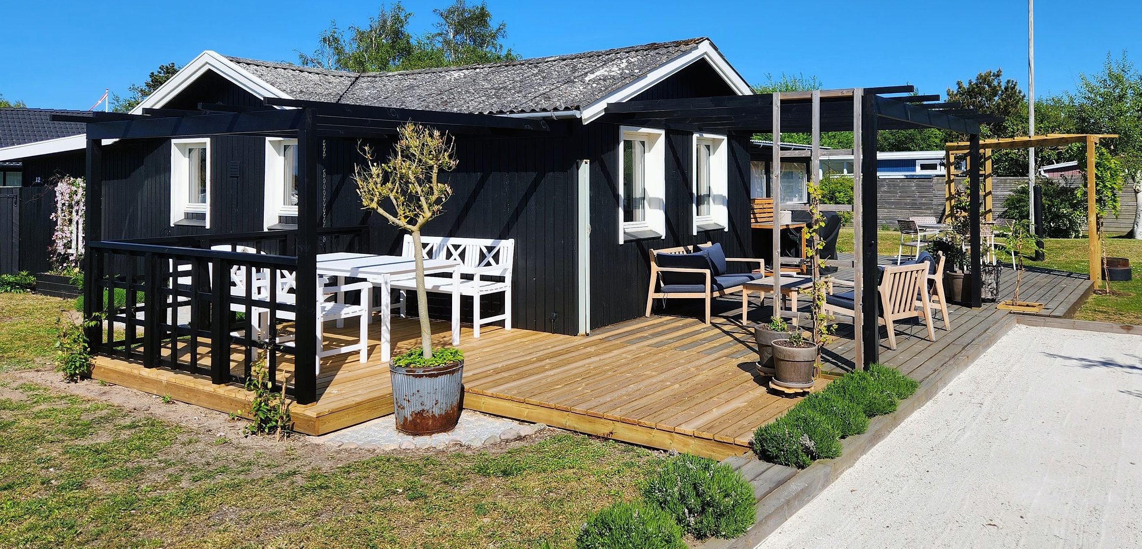 Aftenterrasse med flot overdækning