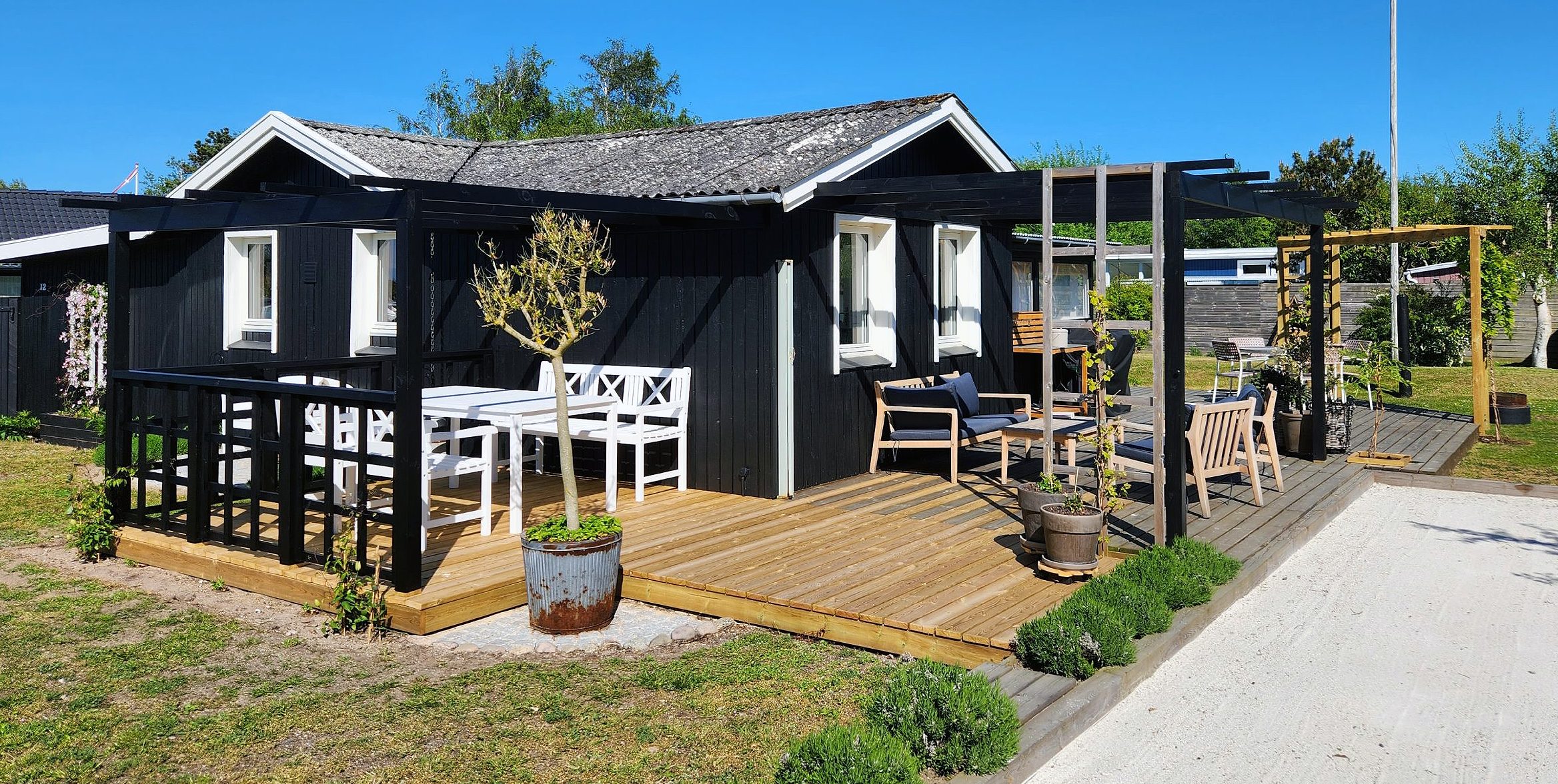 Aftenterrasse med flot overdækning