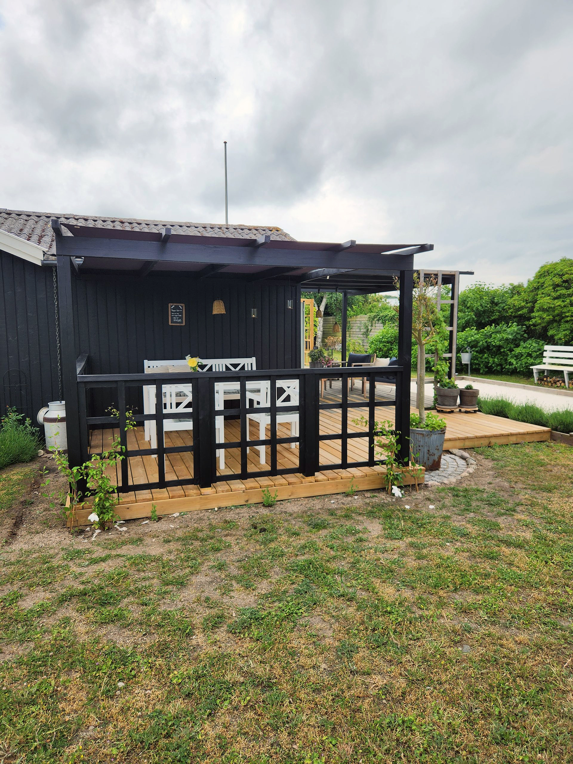 Aftenterrasse med flot overdækning