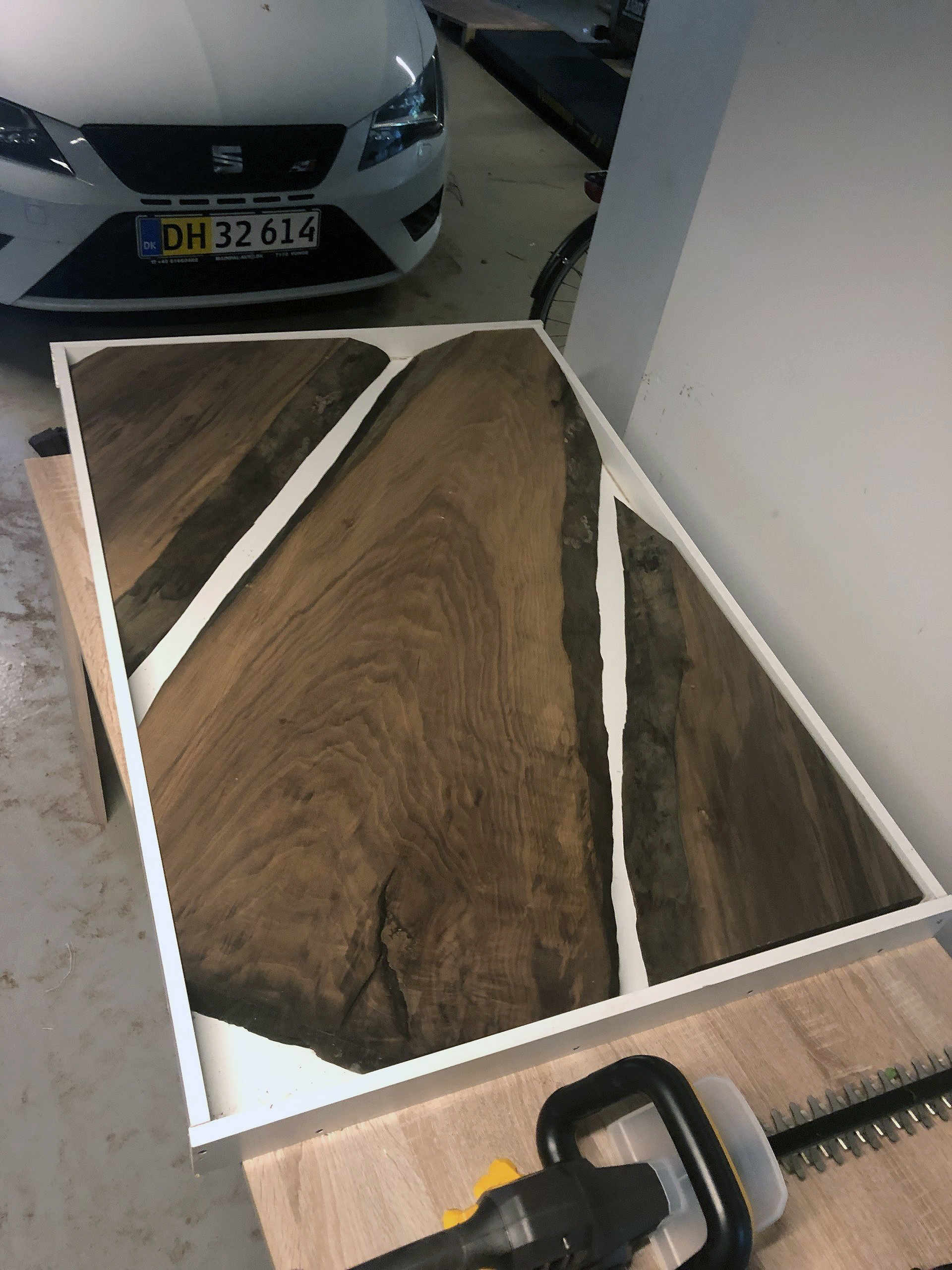 Flot sofabord af hårdttræ og epoxy