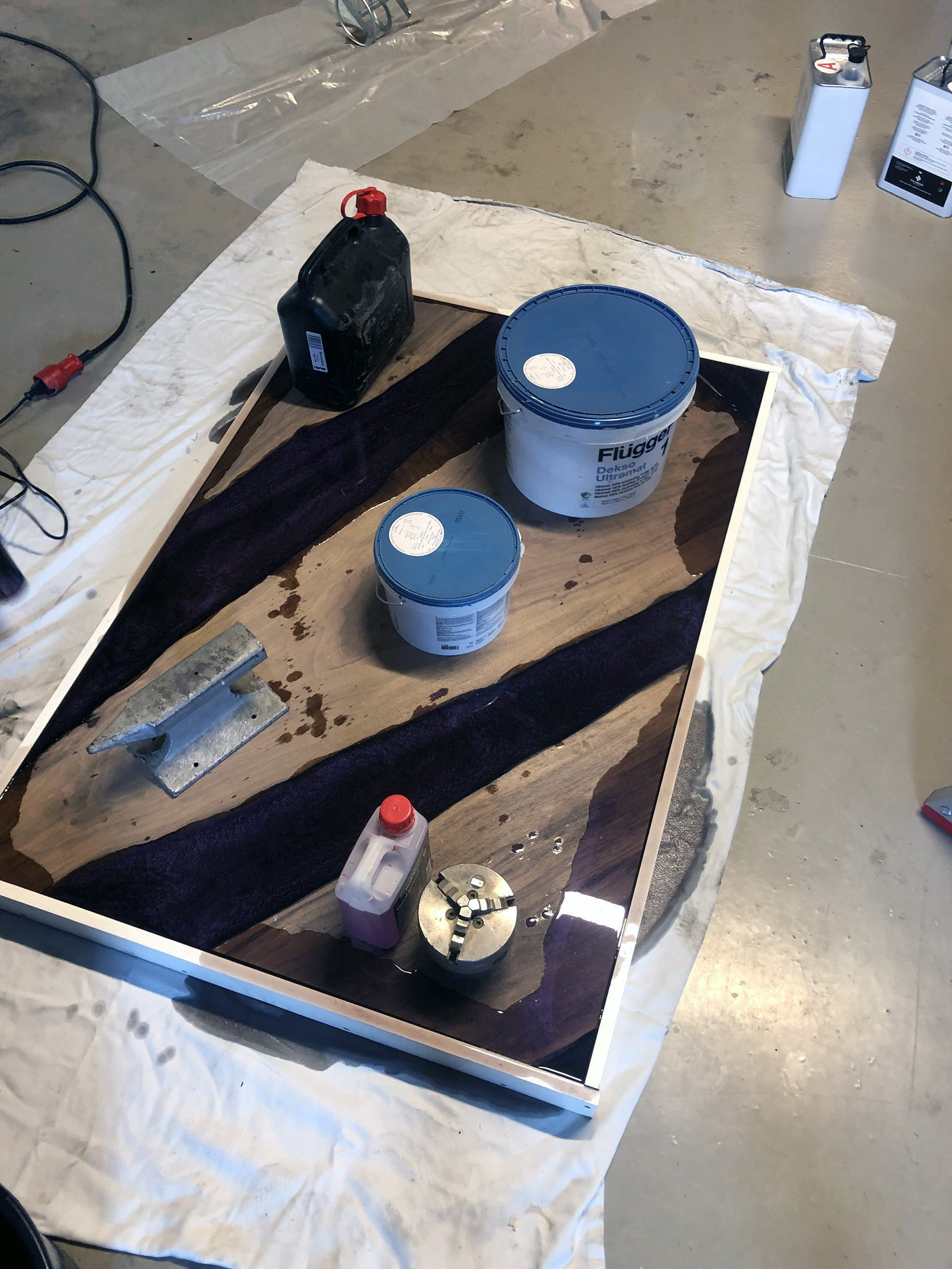 Flot sofabord af hårdttræ og epoxy