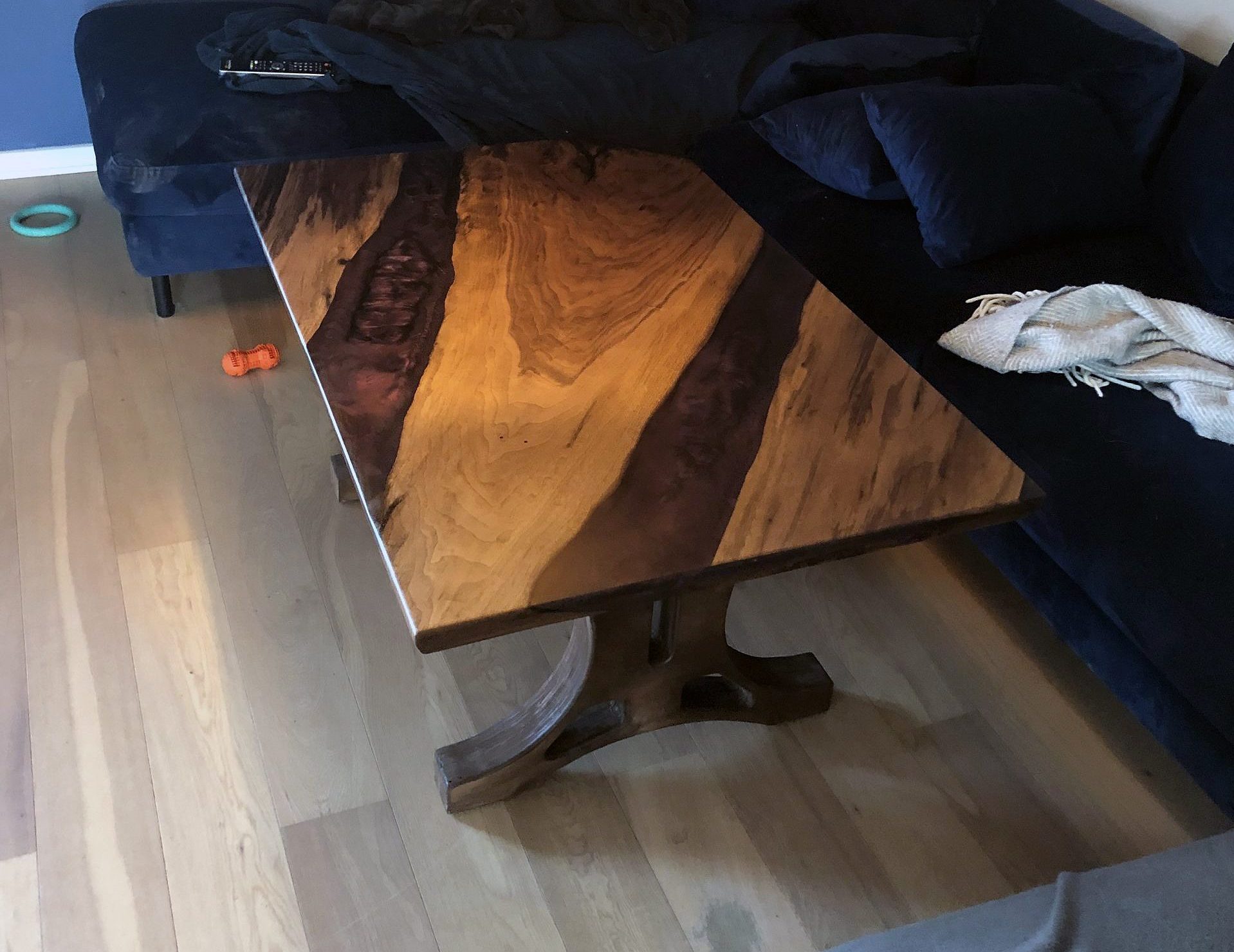 Flot sofabord af hårdttræ og epoxy