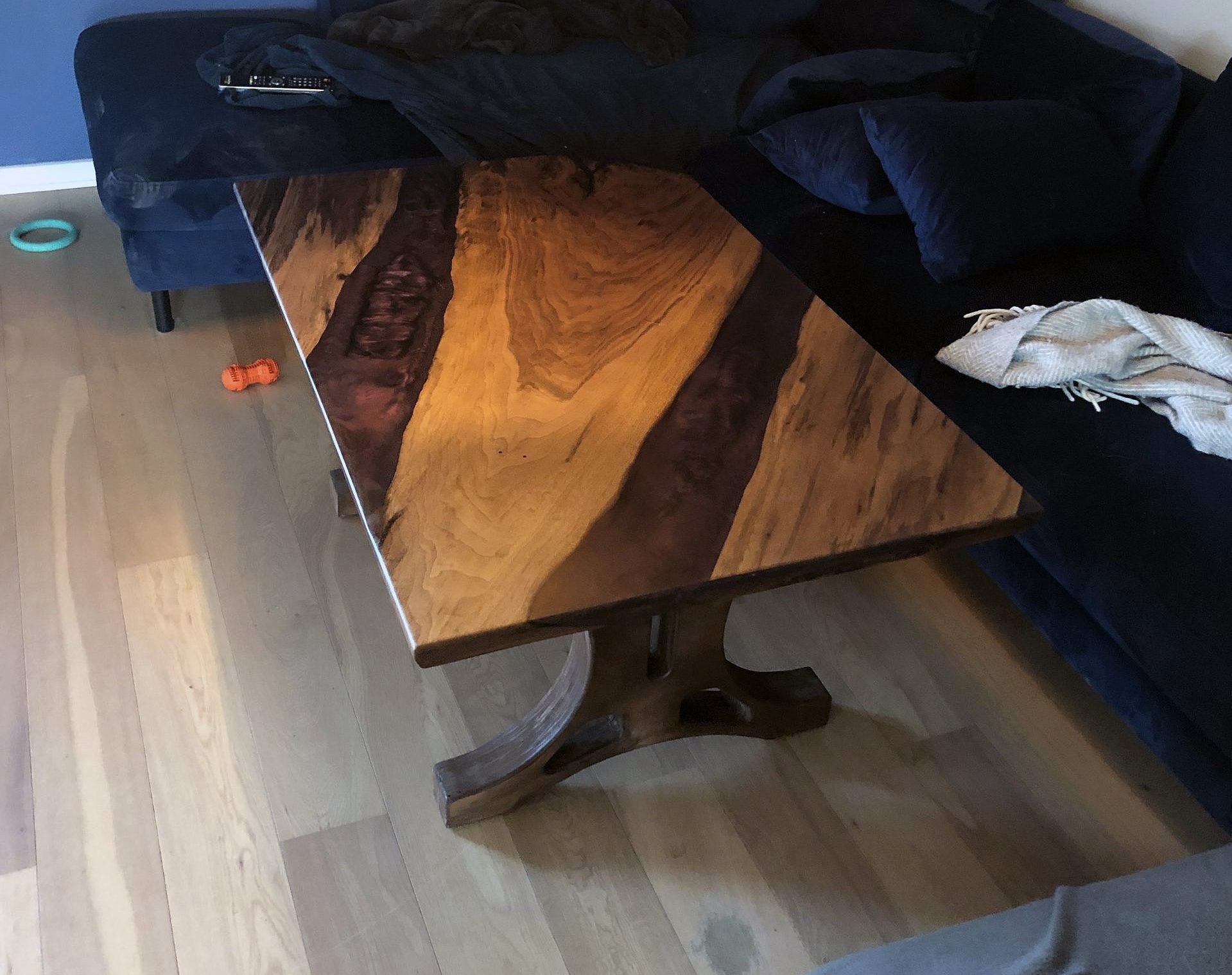 Flot sofabord af hårdttræ og epoxy