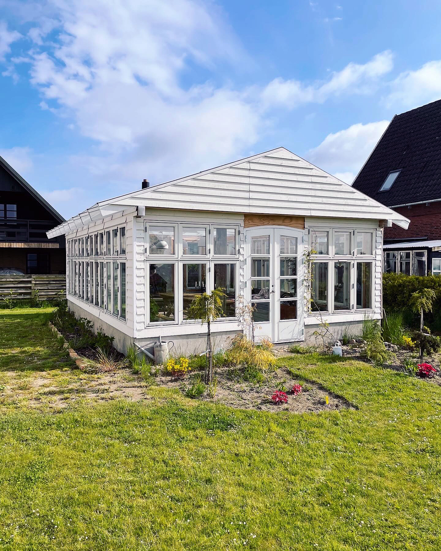 Stort orangeri af genbrugsmateriualer