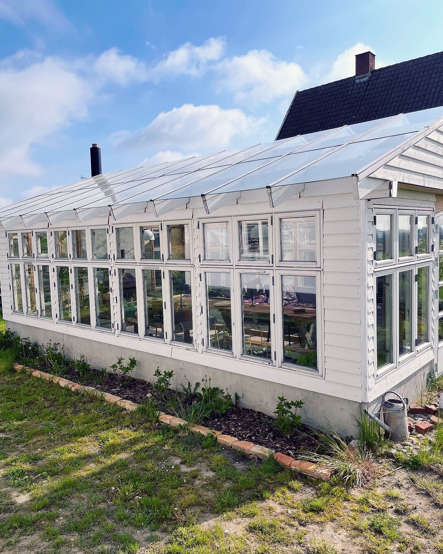 Stort orangeri af genbrugsmateriualer