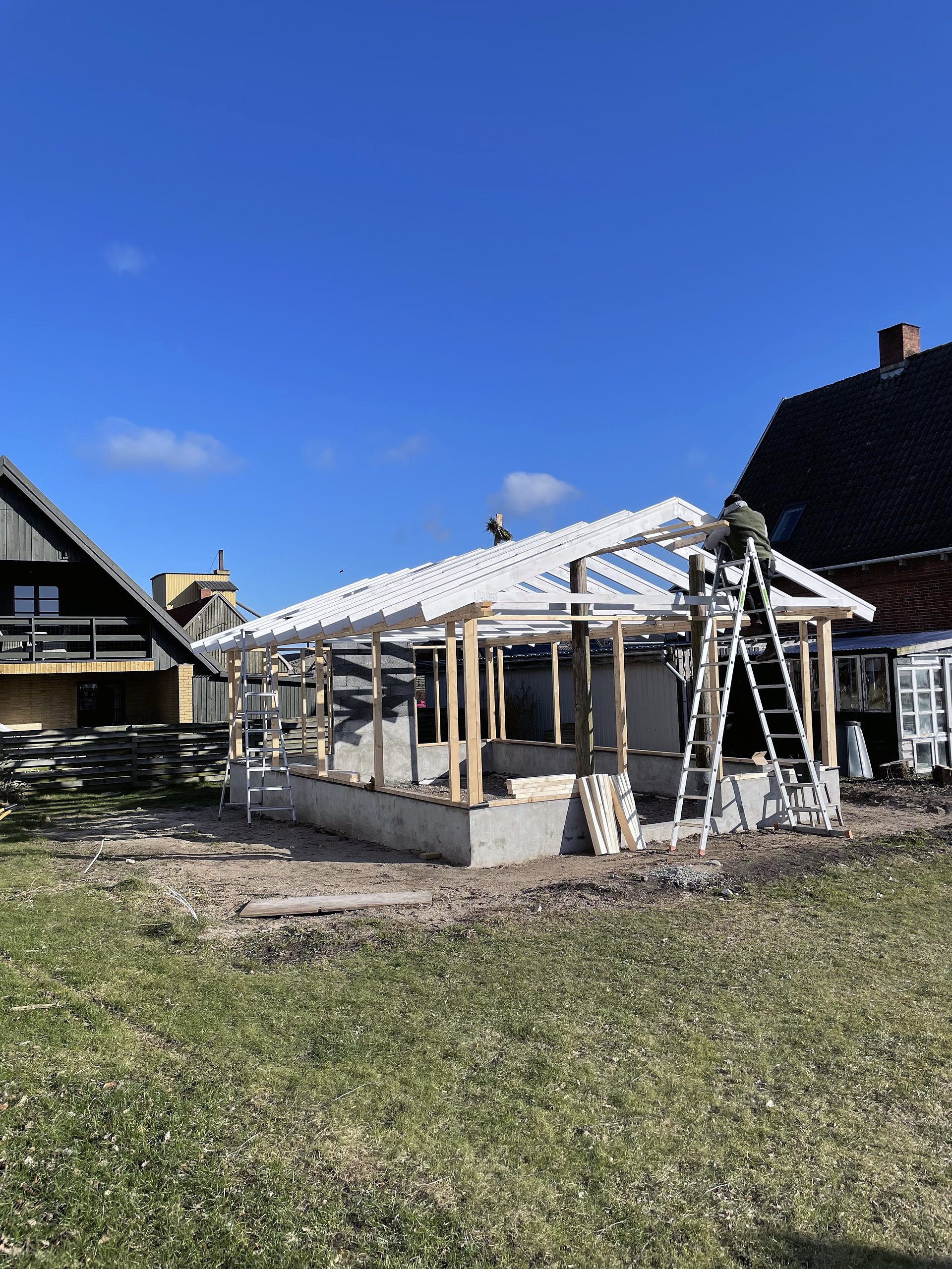 Stort orangeri af genbrugsmateriualer