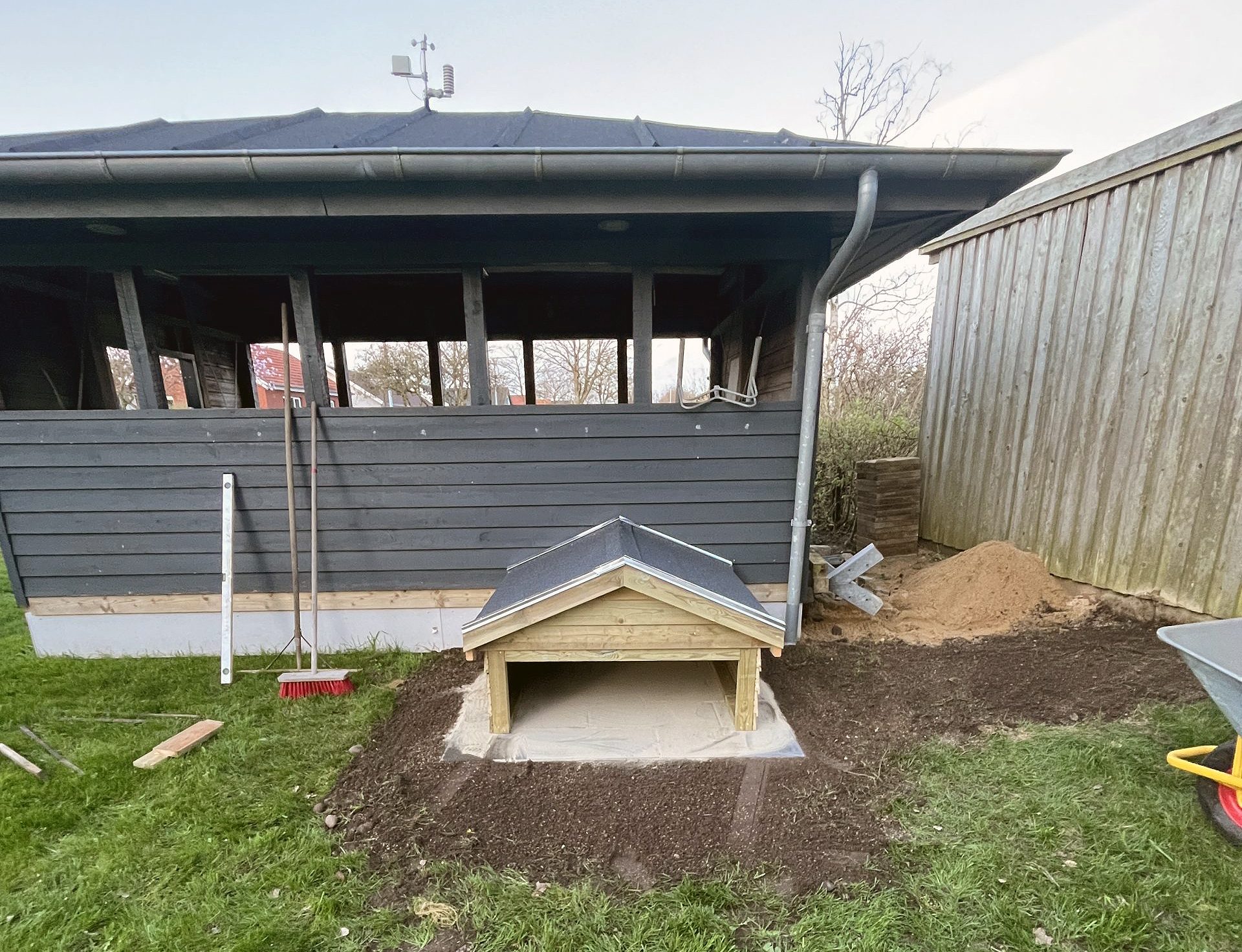 Garage til robotplæneklipperen