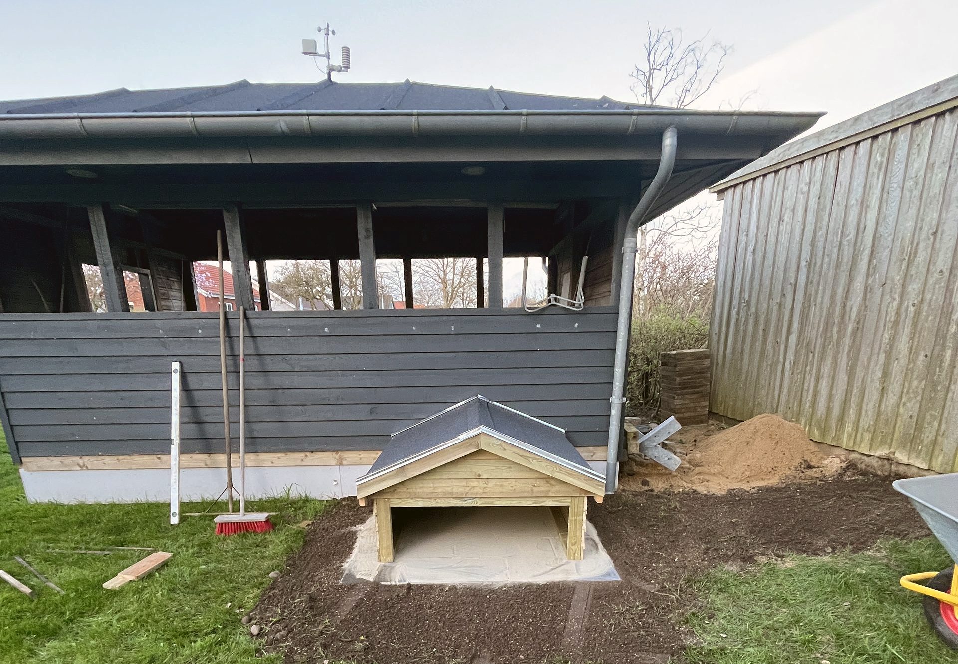 Garage til robotplæneklipperen