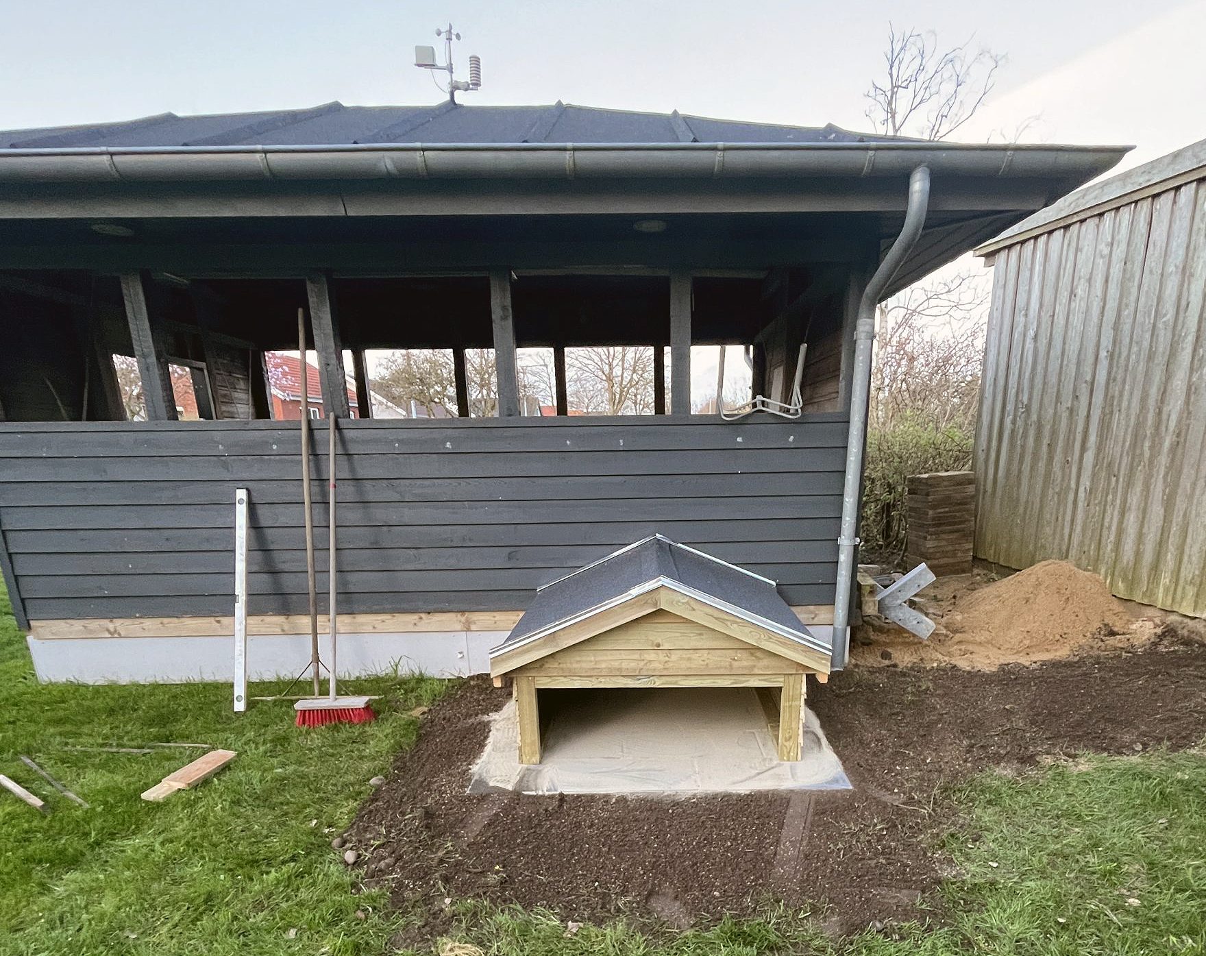 Garage til robotplæneklipperen