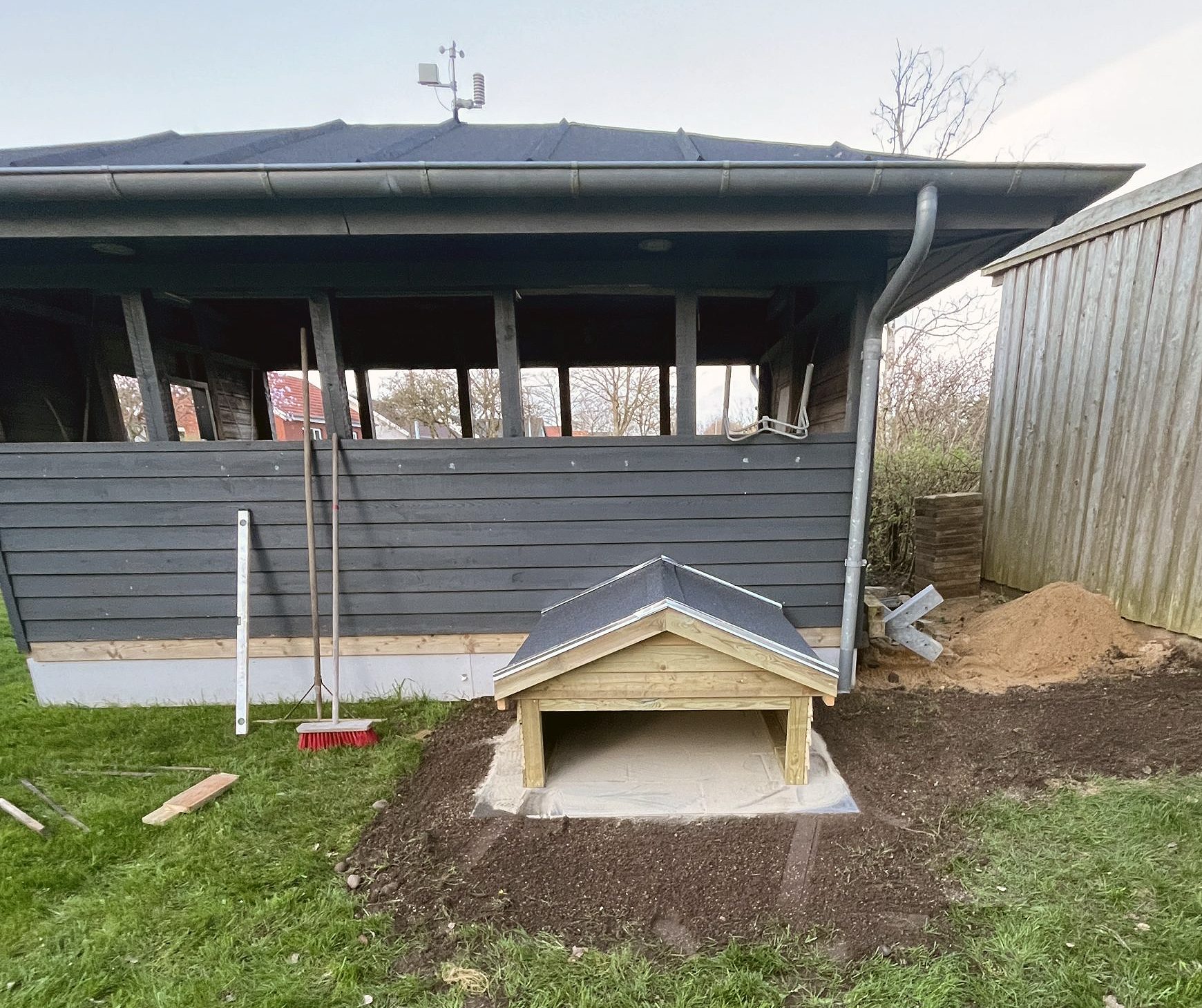 Garage til robotplæneklipperen