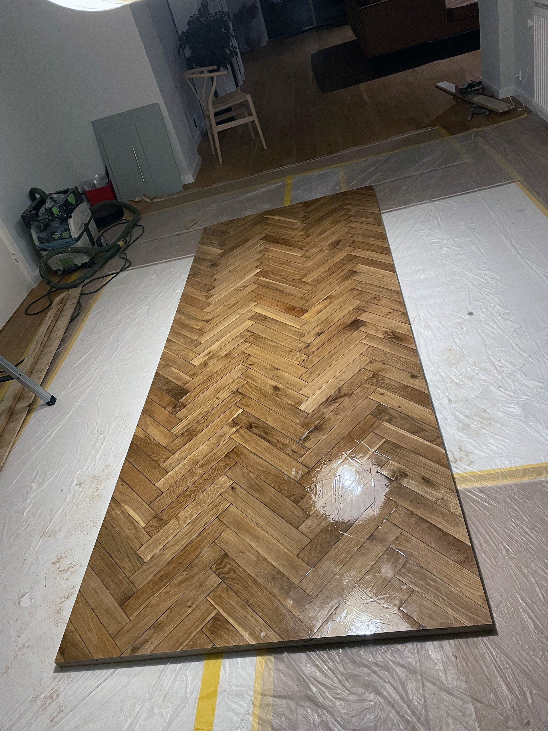 Smukt sildebensbord til spisestuen