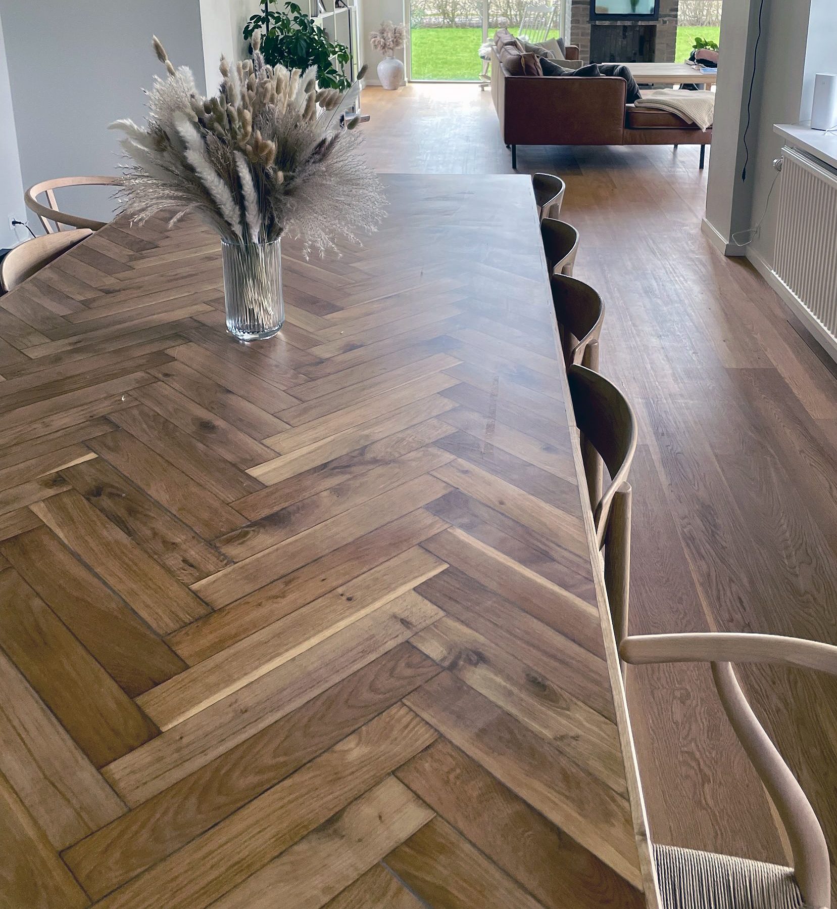 Smukt sildebensbord til spisestuen