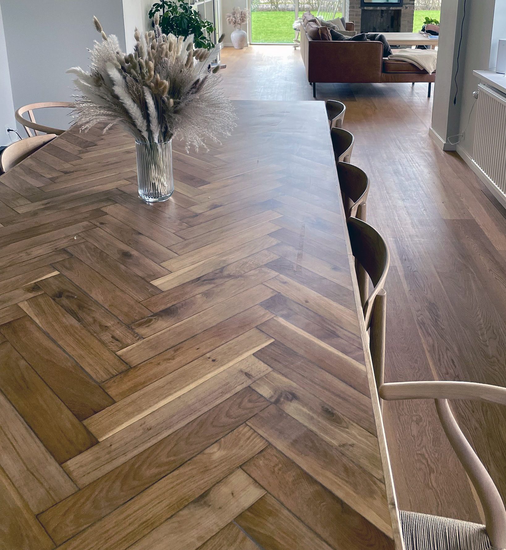 Smukt sildebensbord til spisestuen