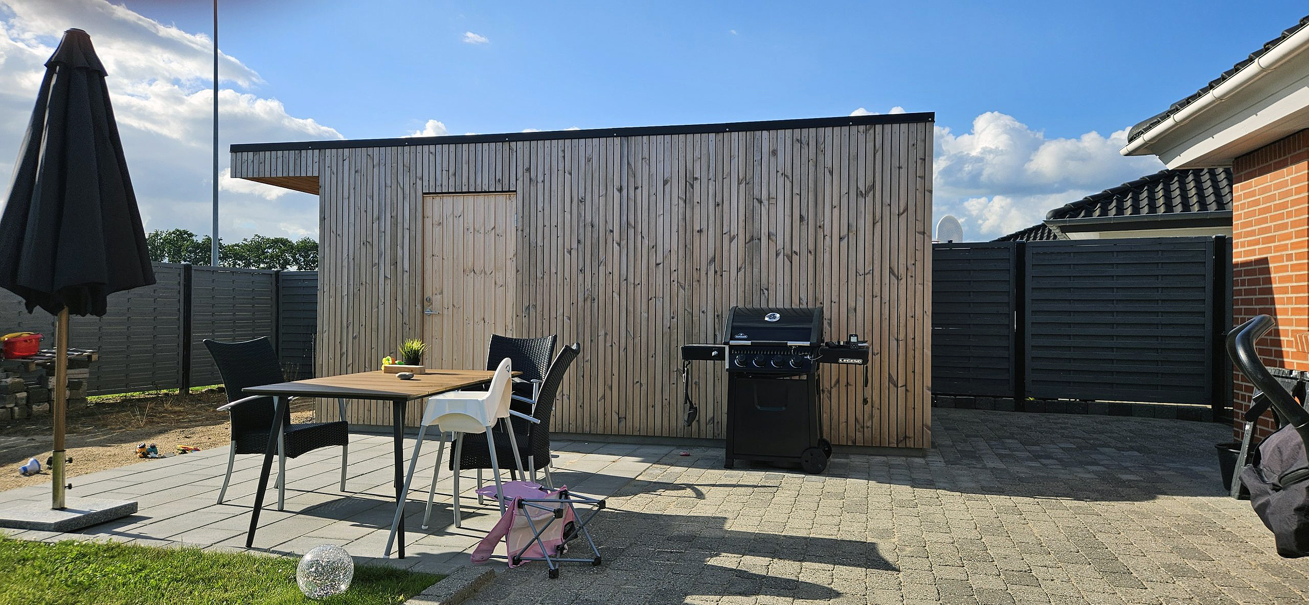 Stilet skur med skygge for solen