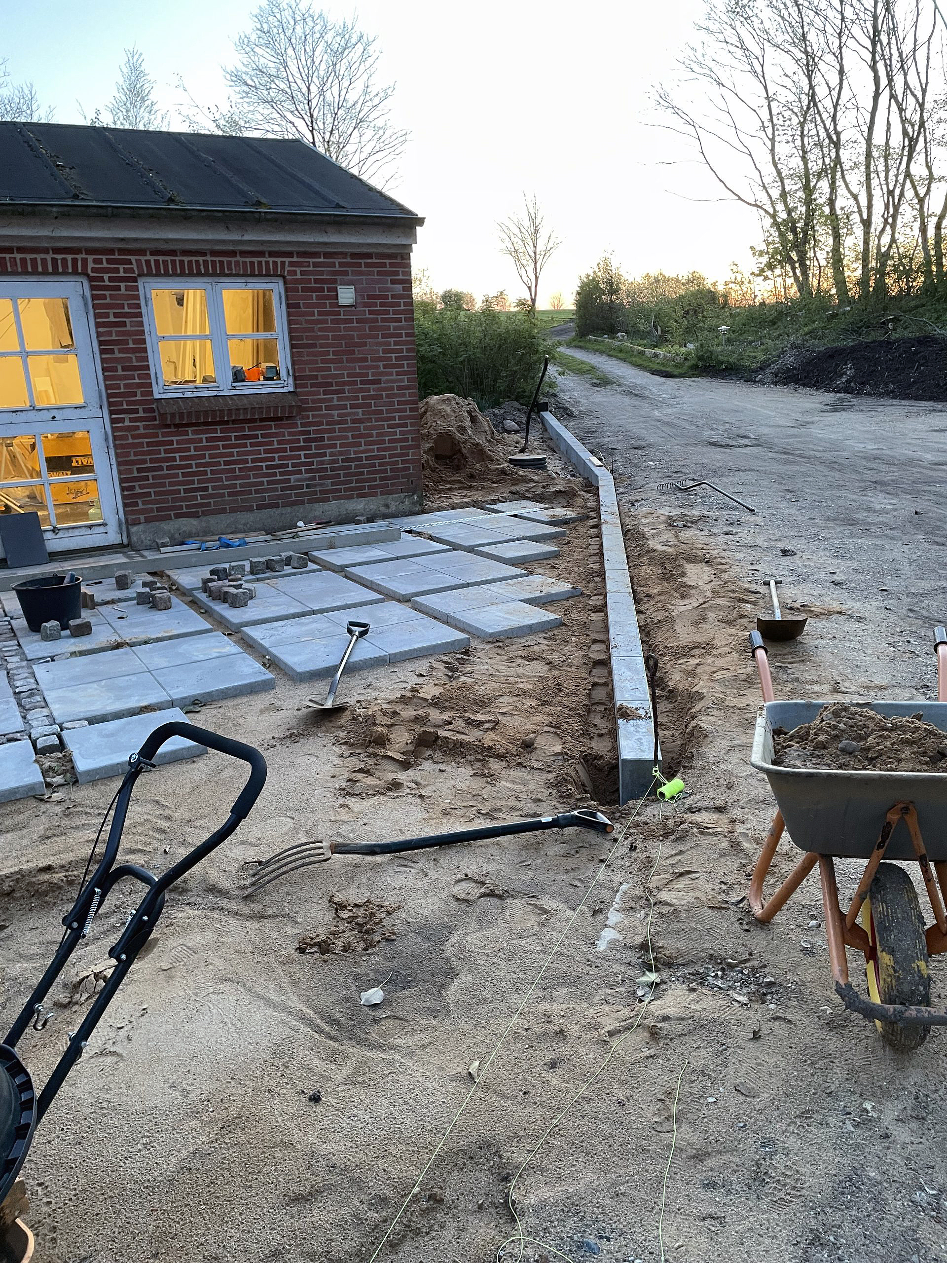 Flisegård foran huset