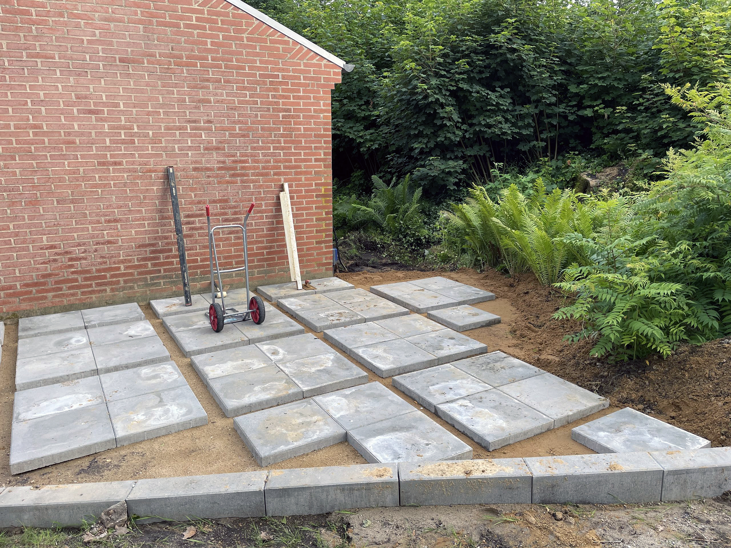 Flisegård foran huset