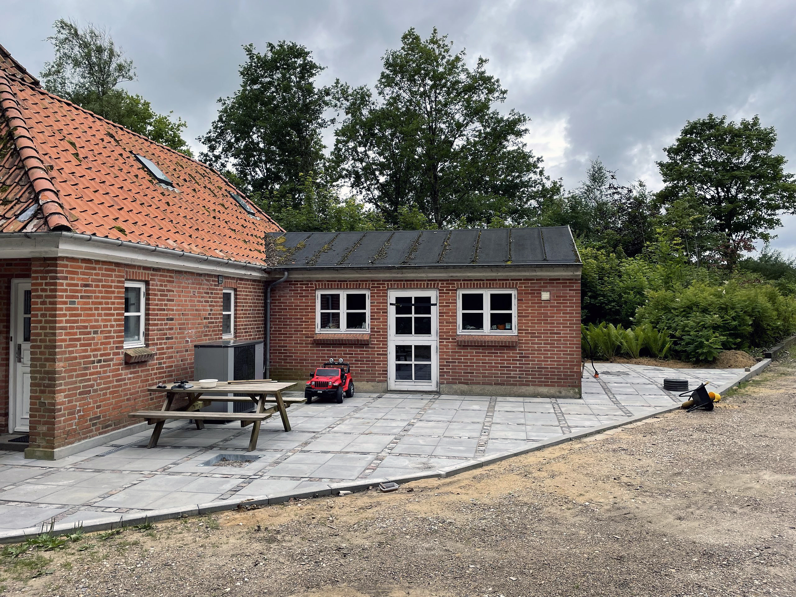 Flisegård foran huset