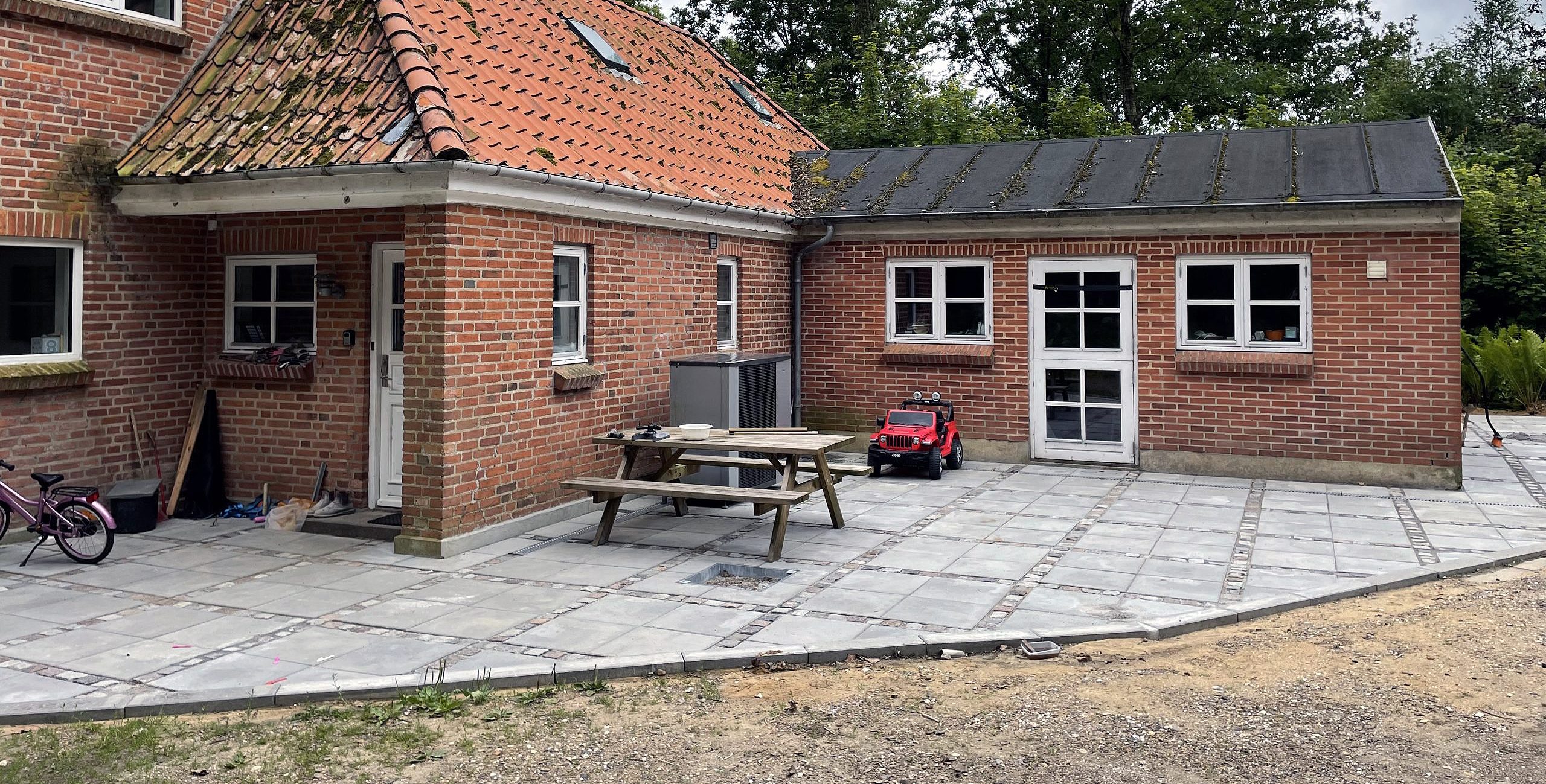 Flisegård foran huset