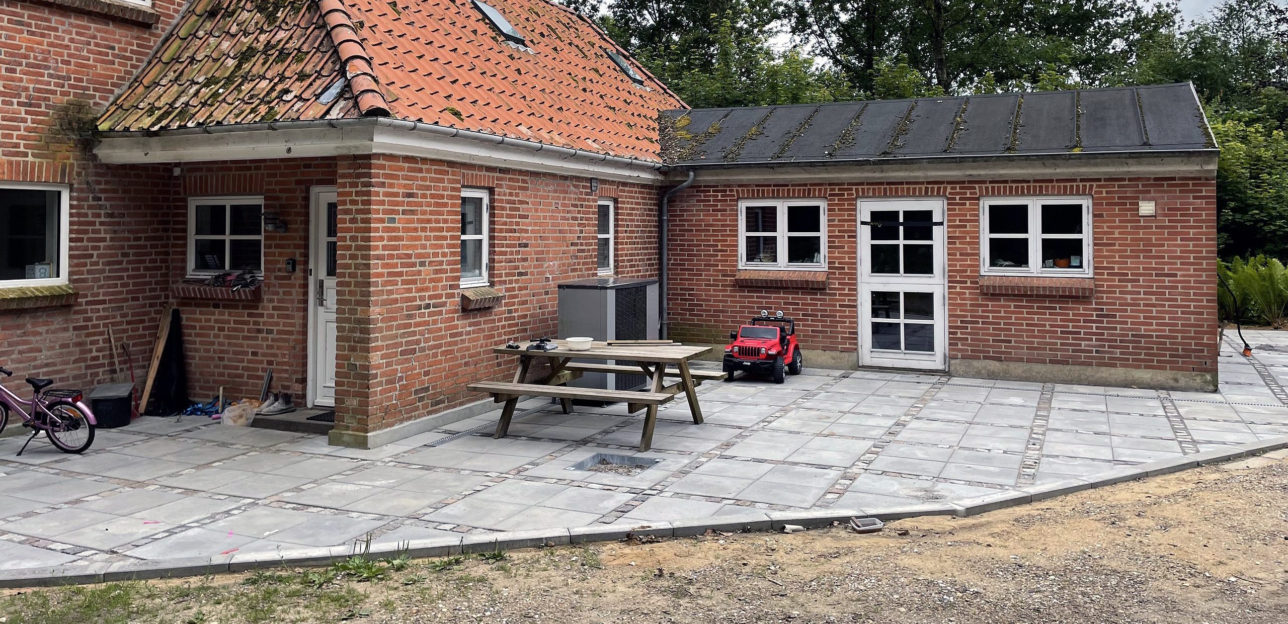 Flisegård foran huset