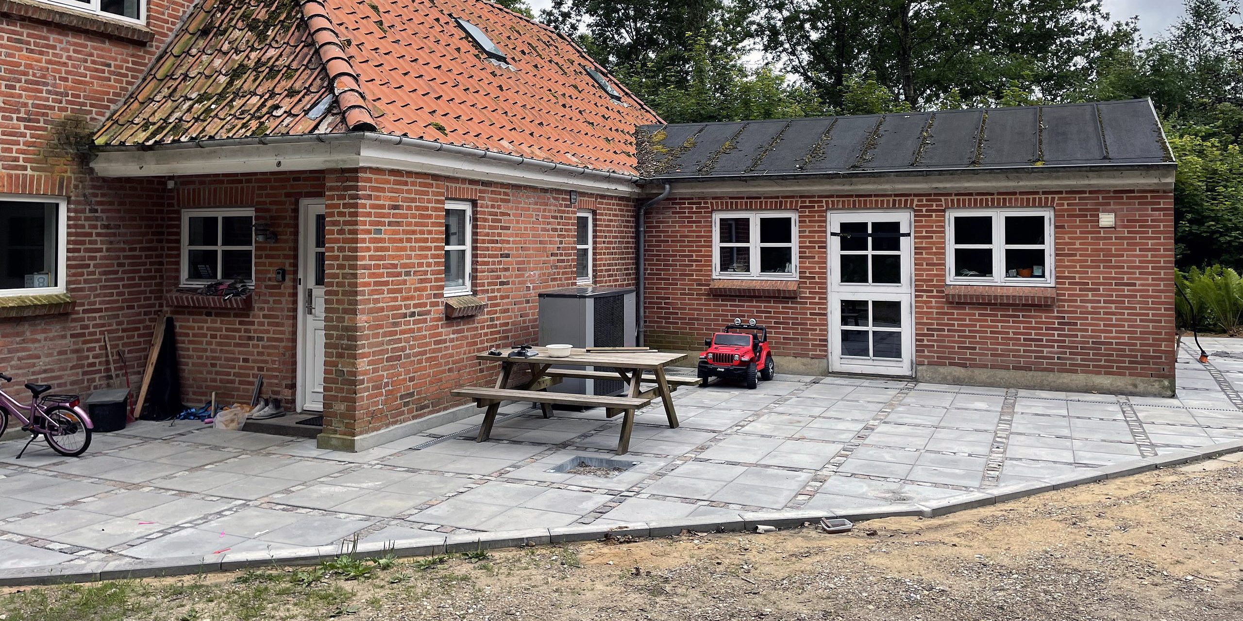 Flisegård foran huset