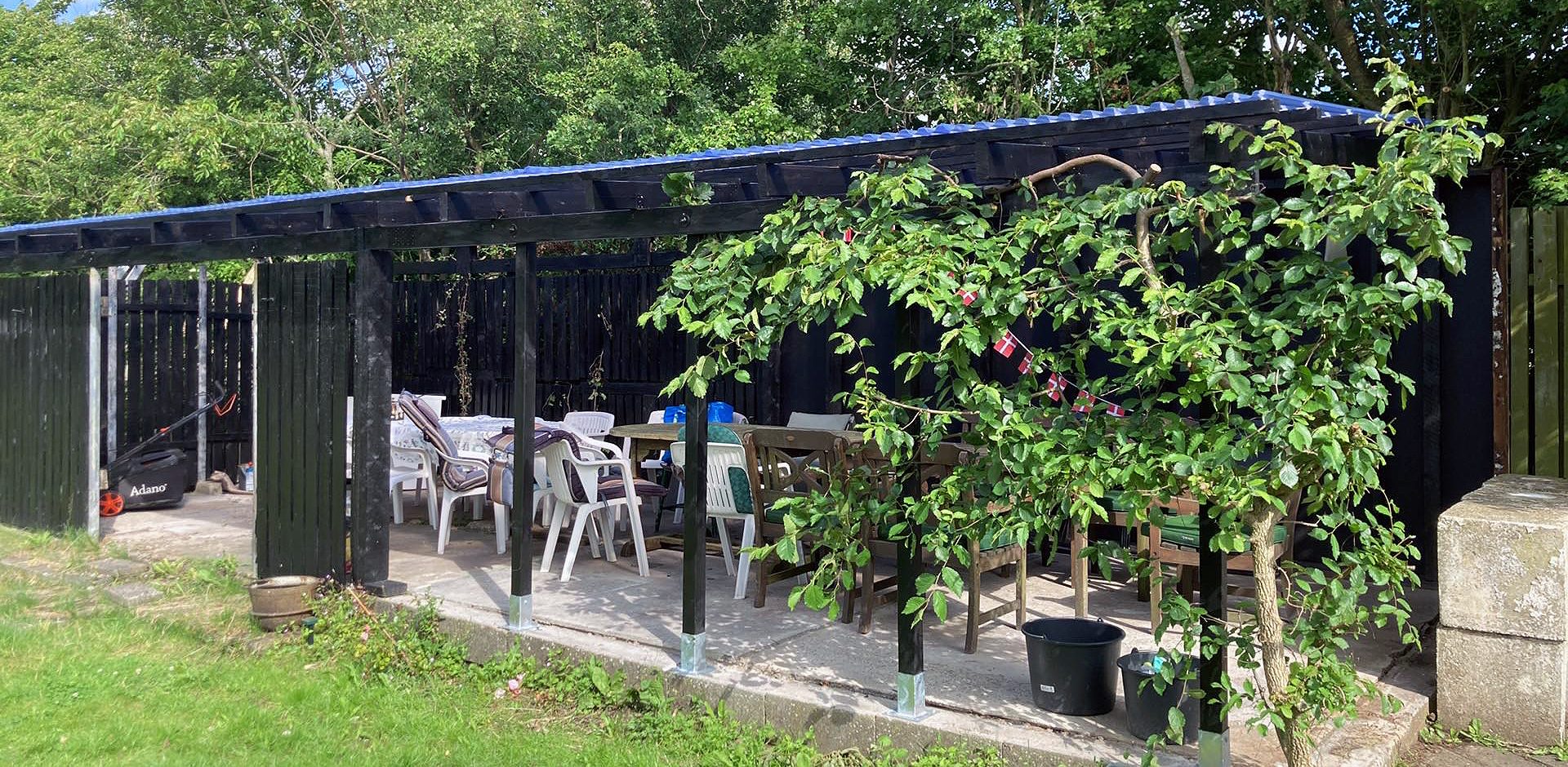 Fra gammelt skur til overdækket oase