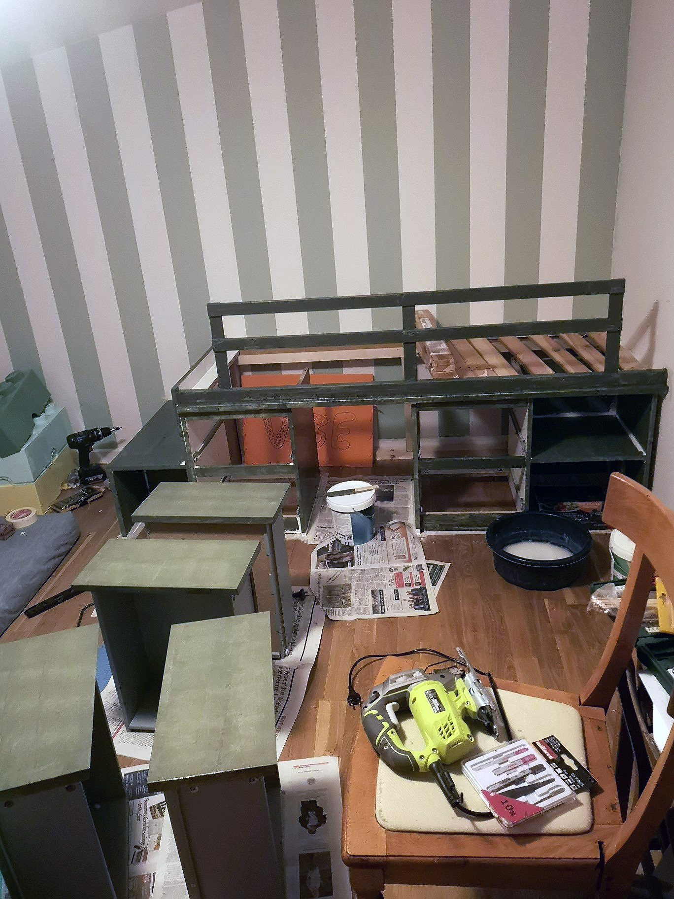 Børneseng af genbrugsmaterialer