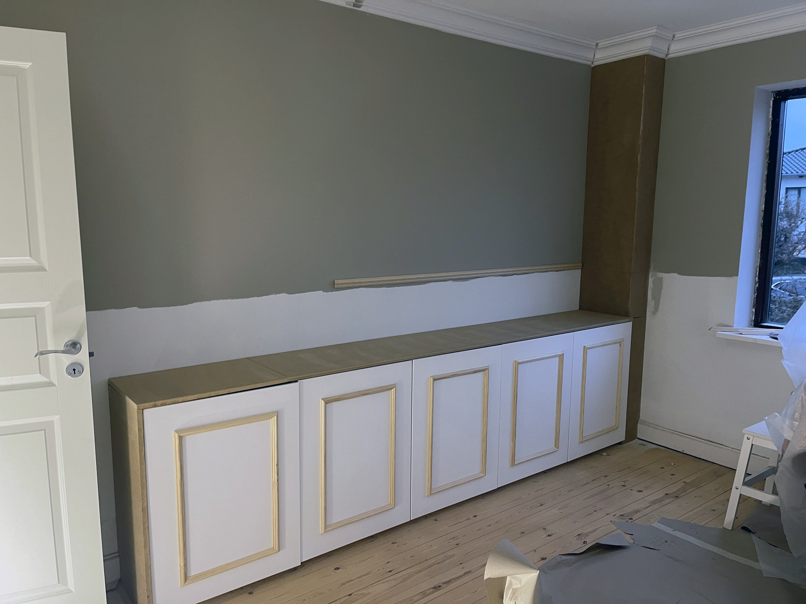 Flot reol og rørskjuler i klassisk design