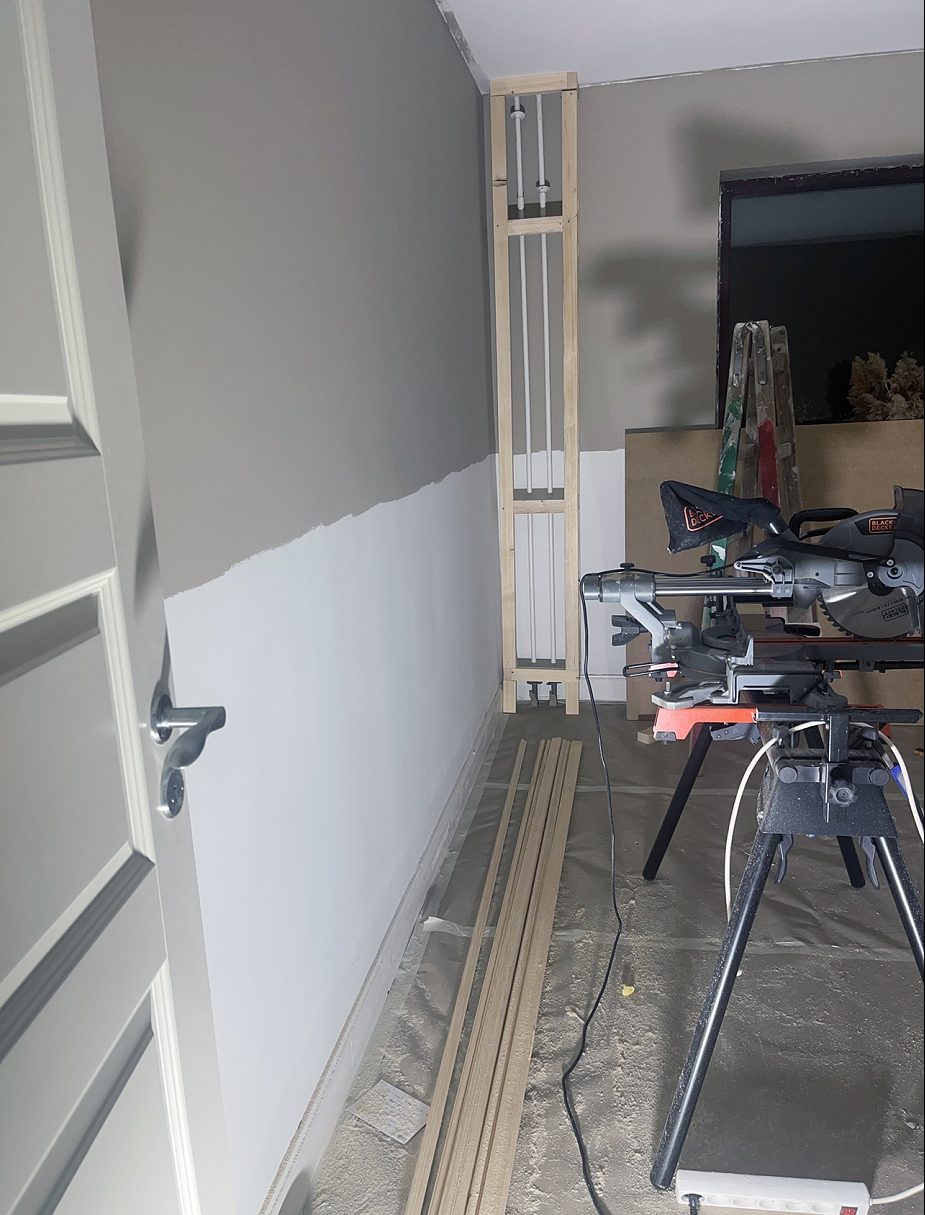 Flot reol og rørskjuler i klassisk design