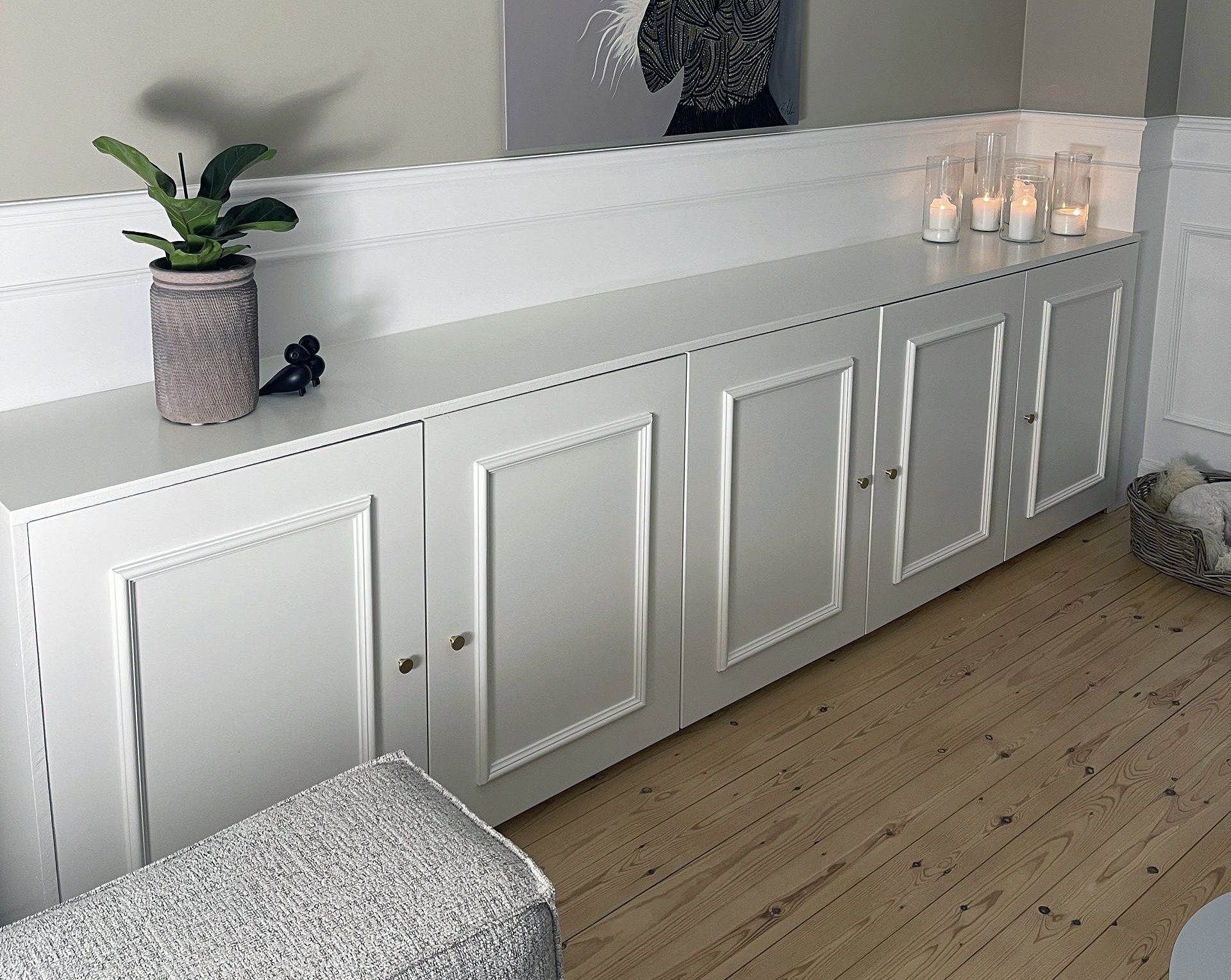 Flot reol og rørskjuler i klassisk design