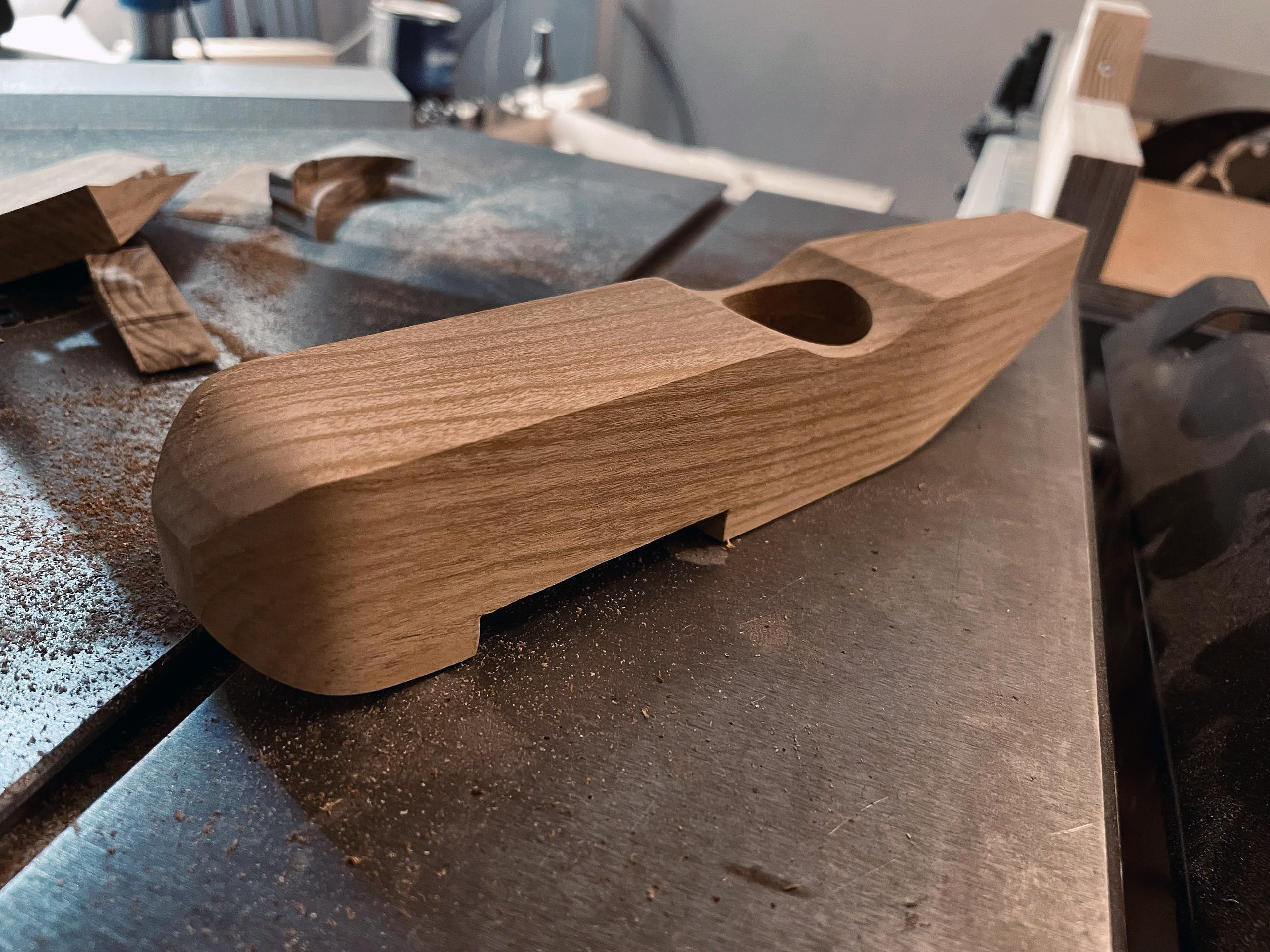 Sød modelflyver af bøg og eg