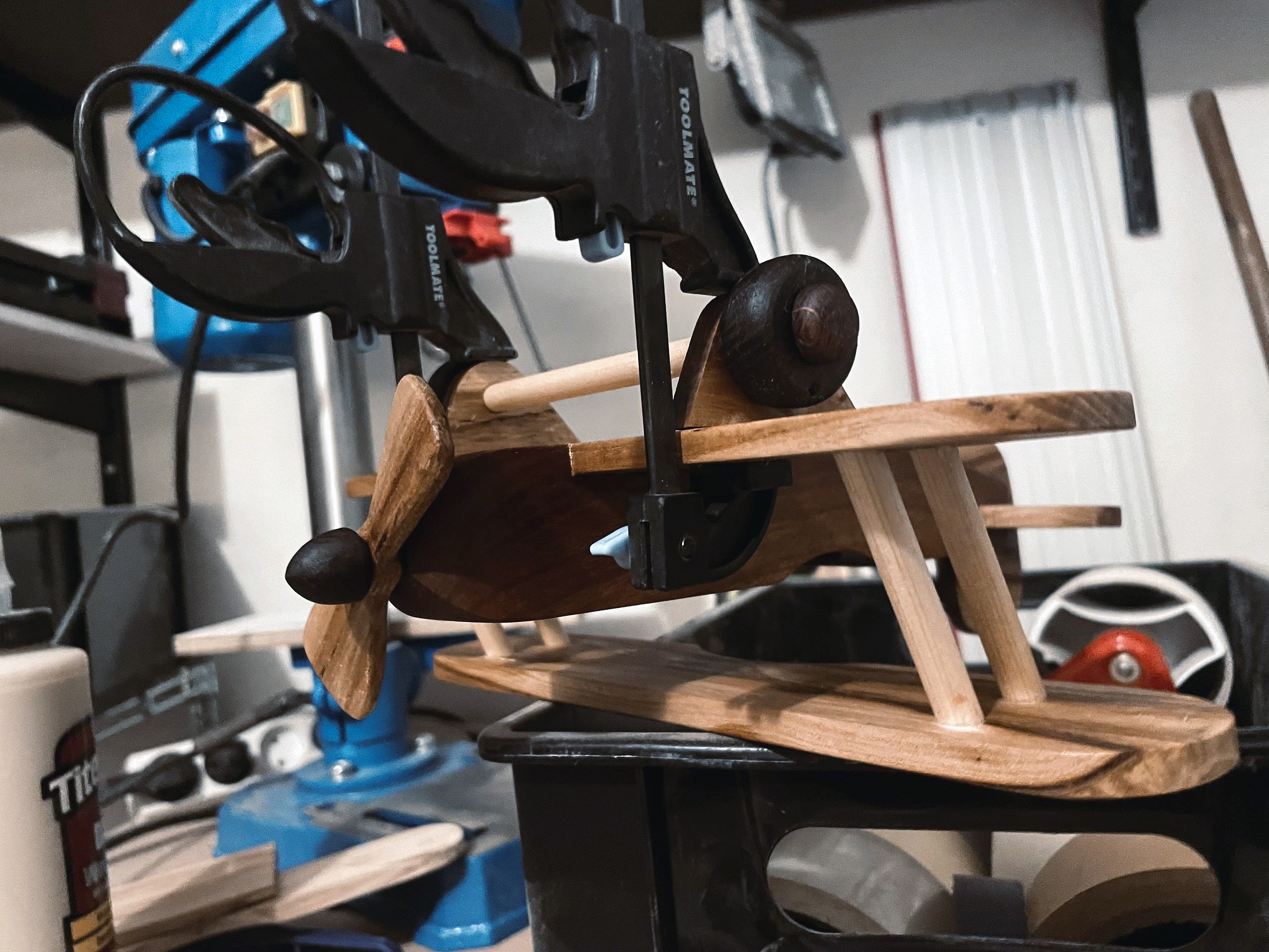 Sød modelflyver af bøg og eg