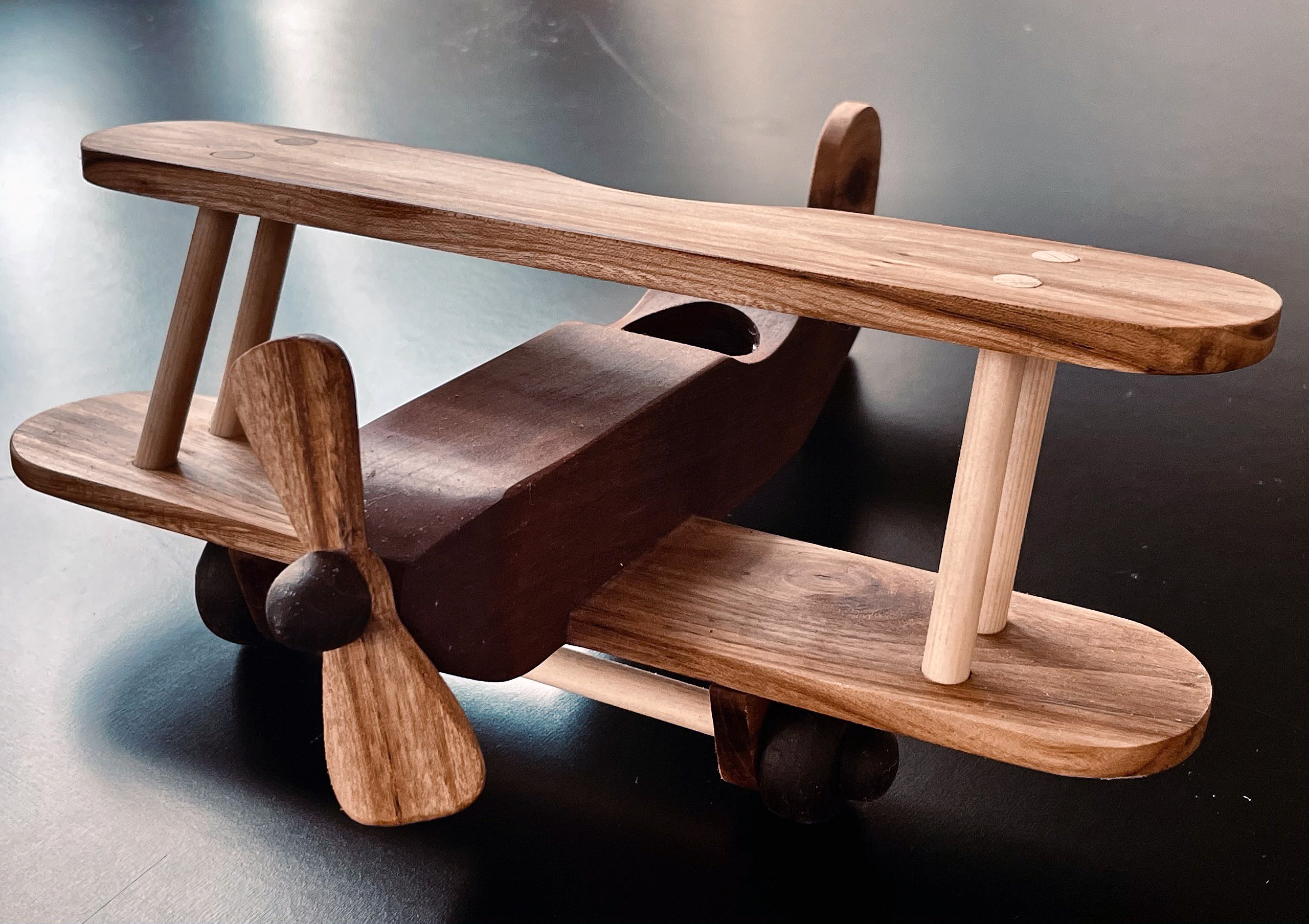 Sød modelflyver af bøg og eg