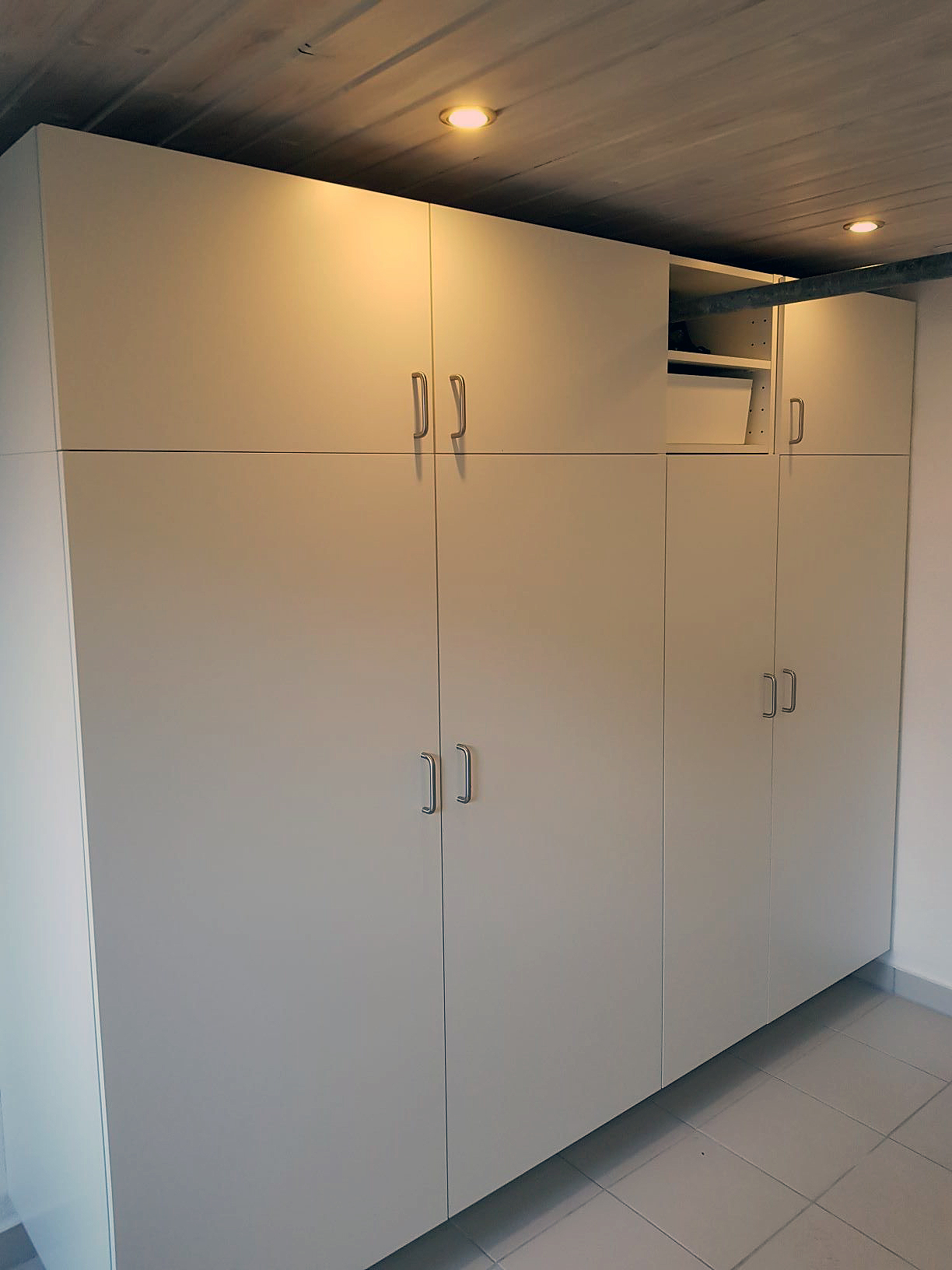 Tilpasset skabe til et hvirvar af rør