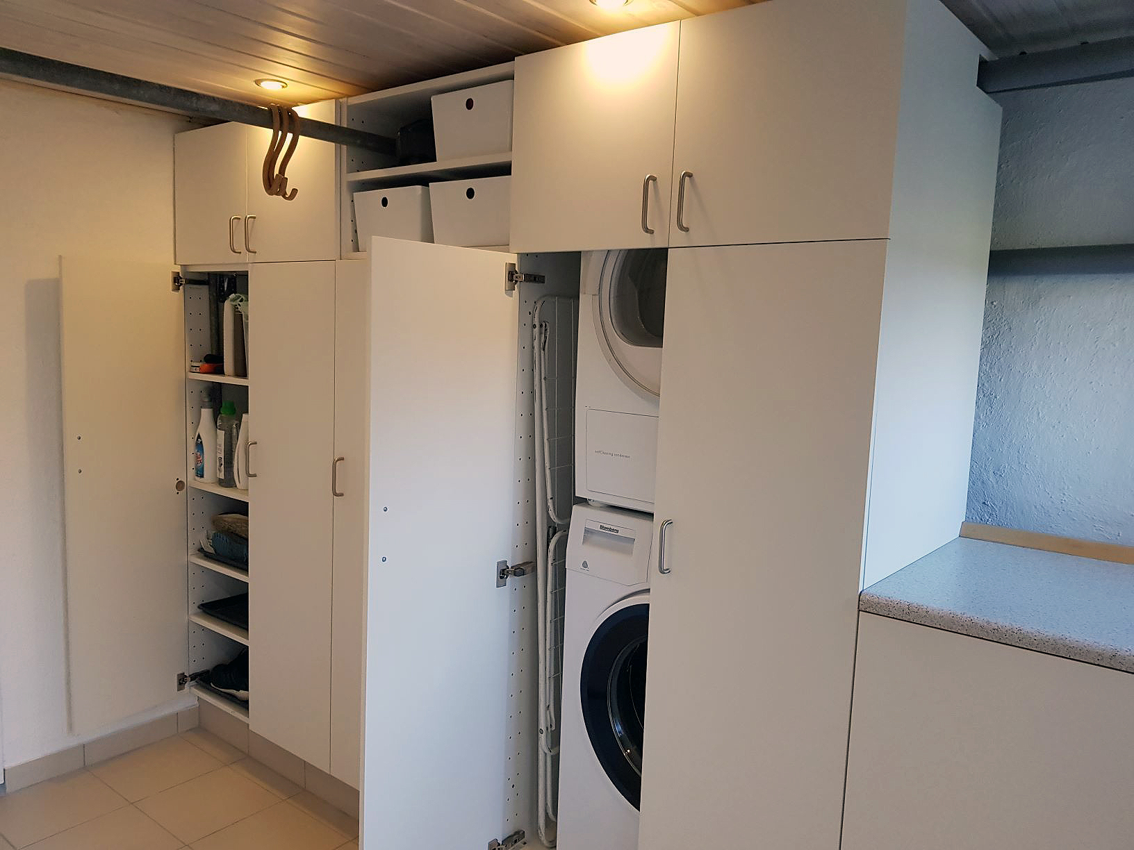 Tilpasset skabe til et hvirvar af rør