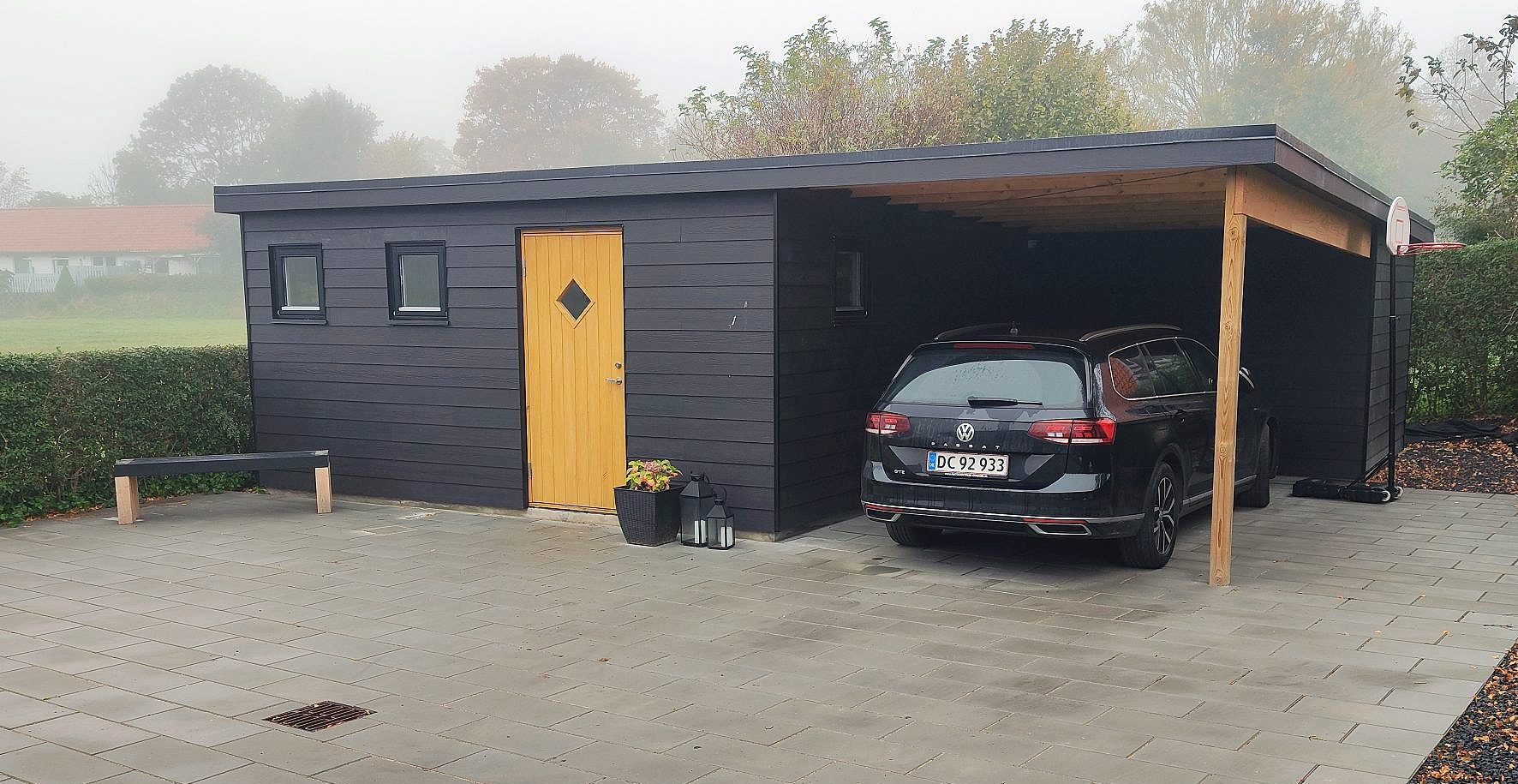 Isoleret skur med carport af genbrug