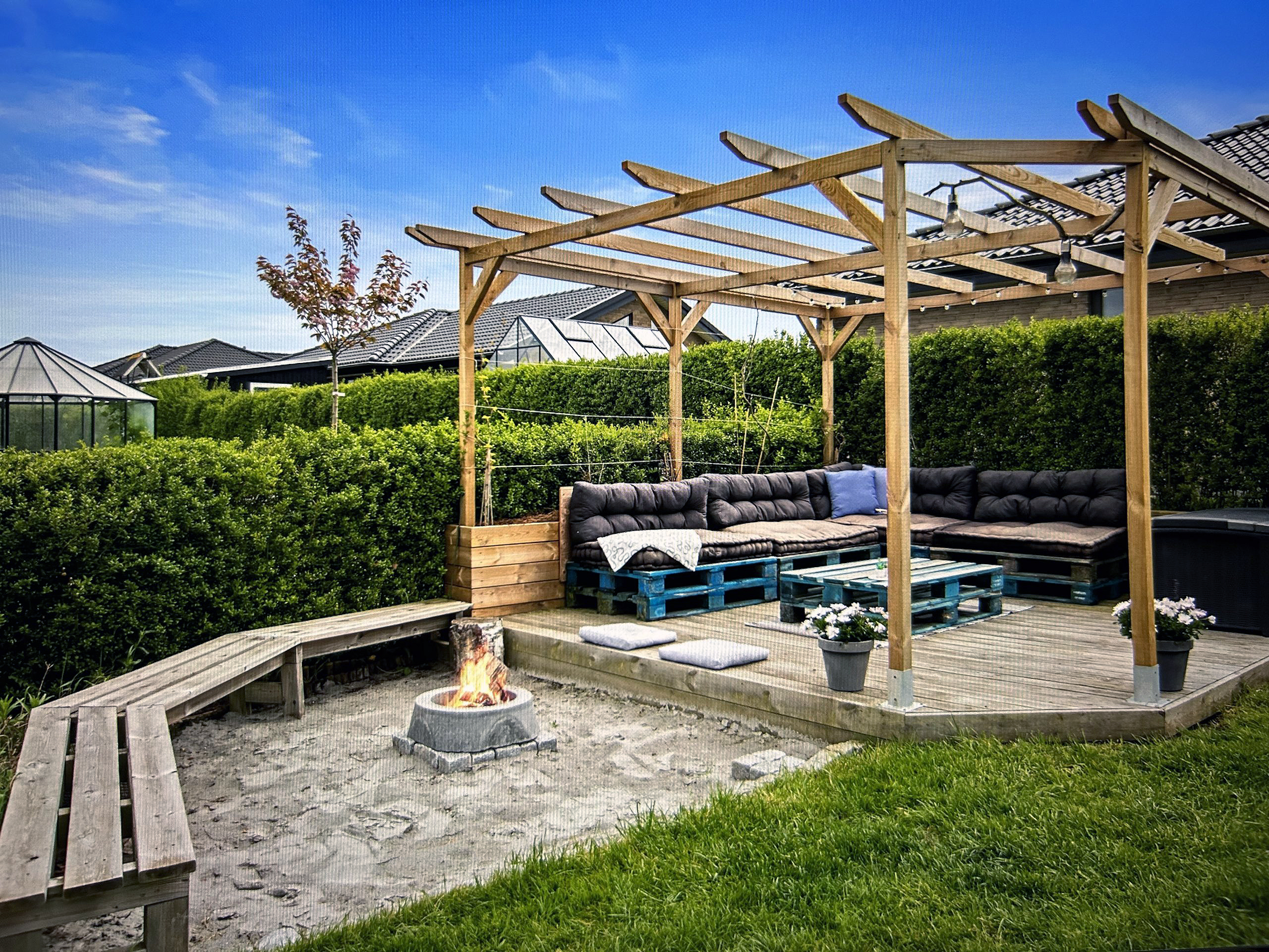 Hyggelig pergola med bålsted