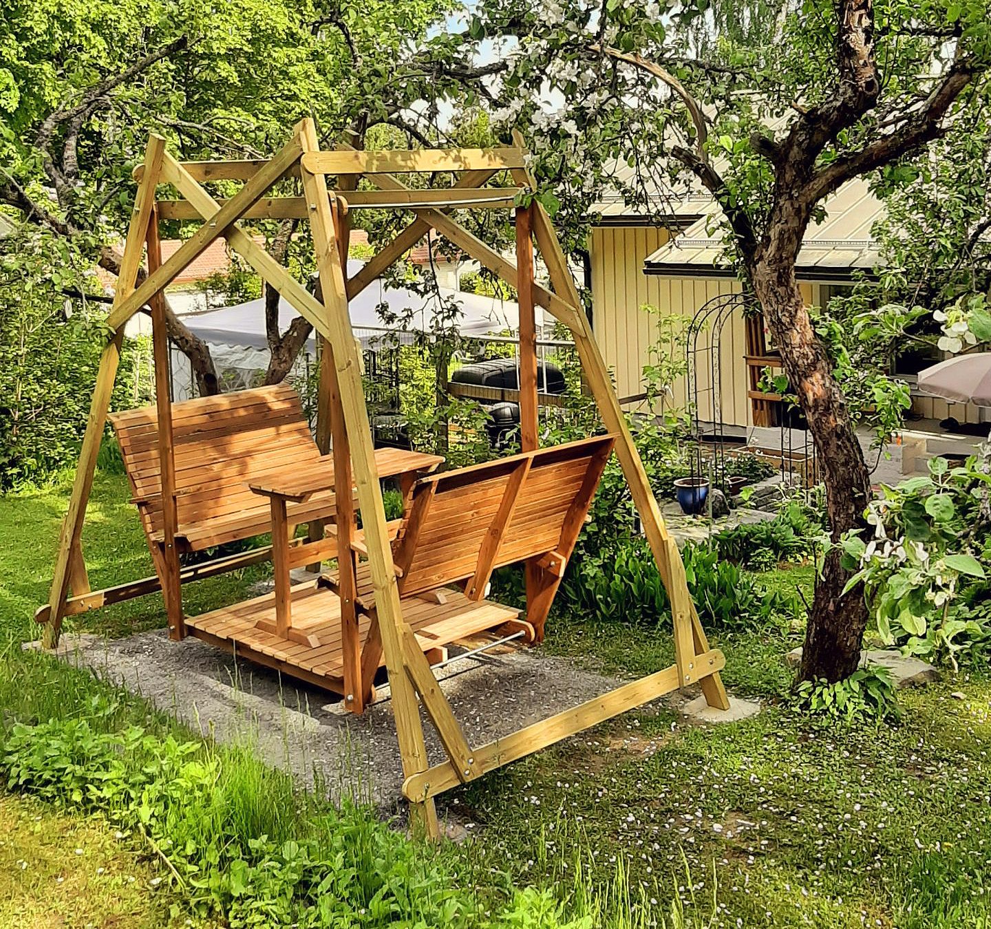 Gyngesof med bord i midten