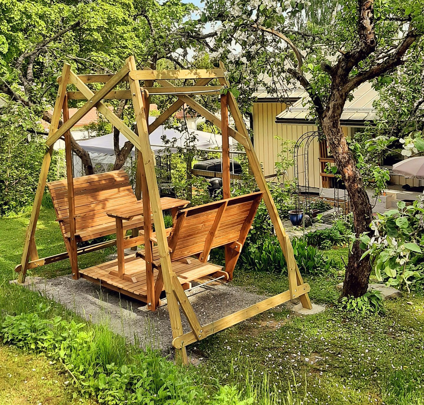 Gyngesof med bord i midten