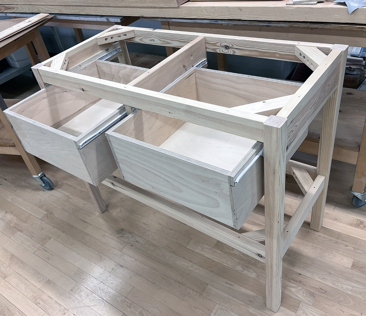 Skrivebord med skuffer