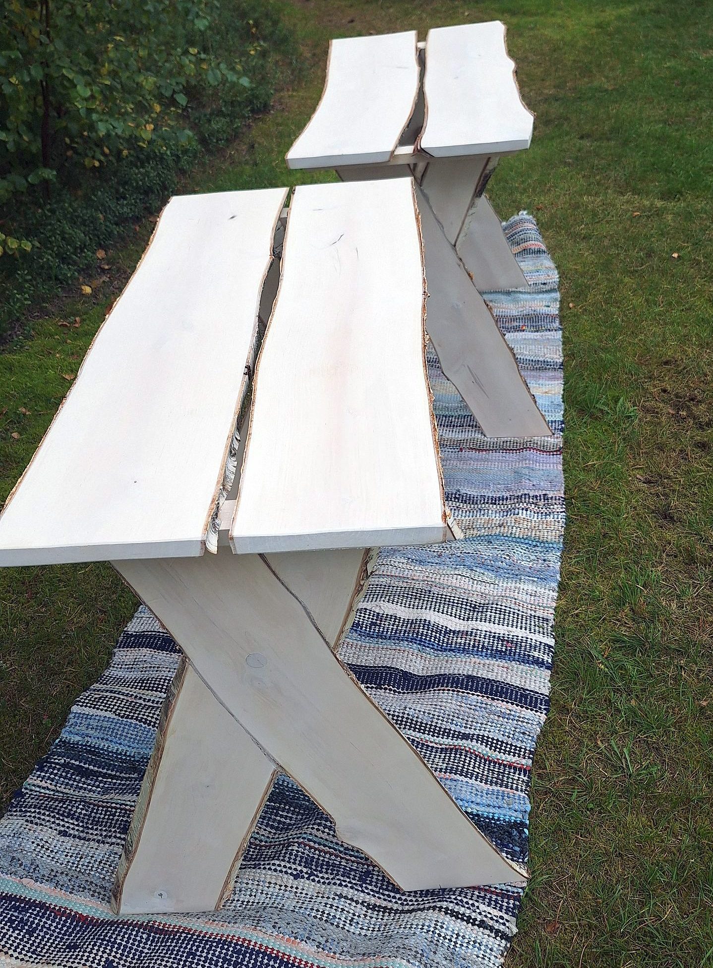 Borde af hjemmesavede birkeplanker